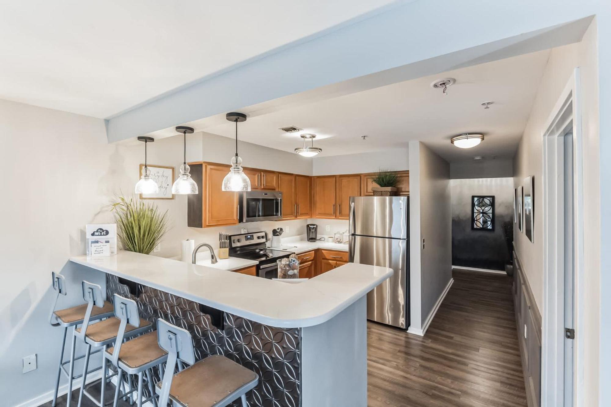 Riverfront Charm - A Scenic Downtown For 6 *