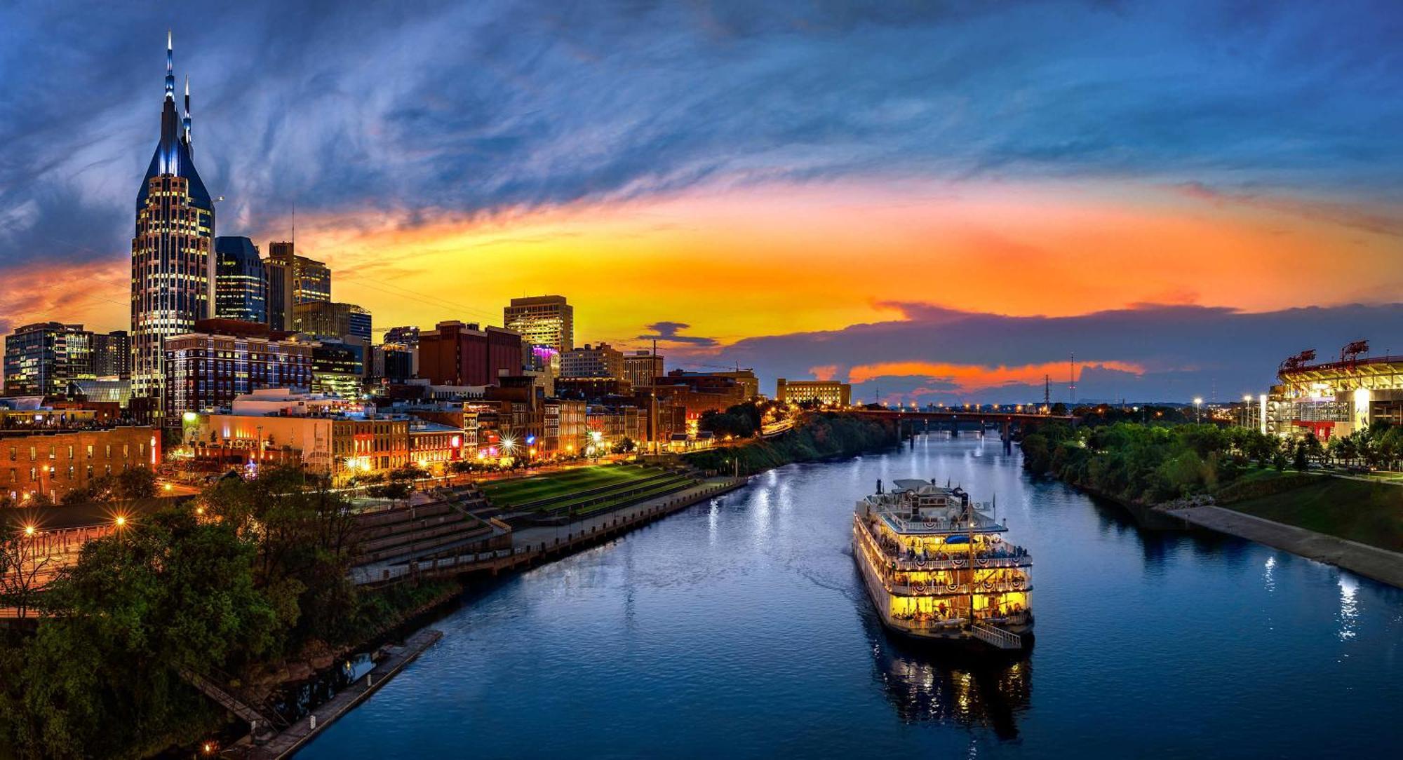 Riverfront Charm - A Scenic Downtown For 6 Nashville