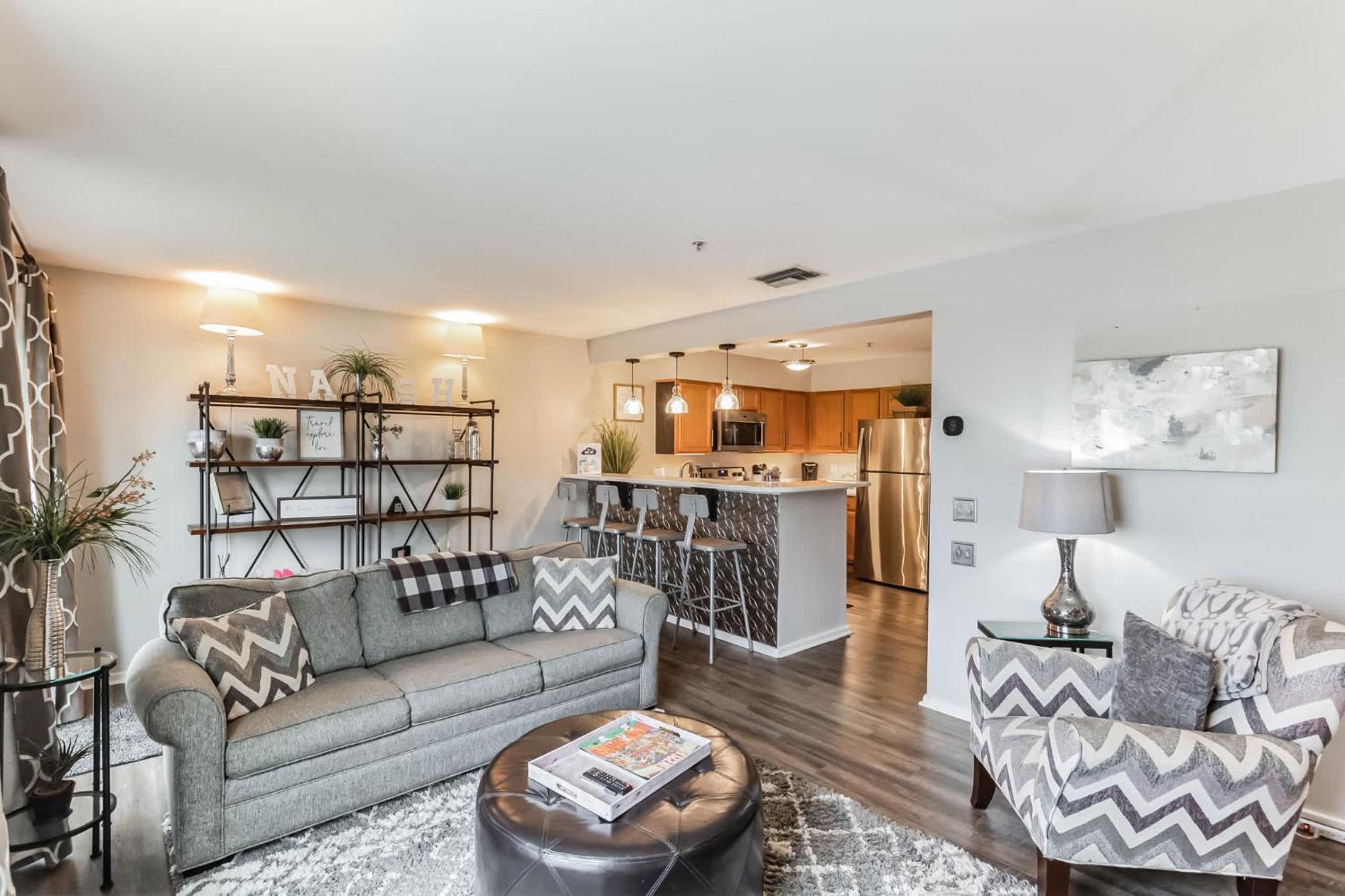 Riverfront Charm - A Scenic Downtown For 6 *