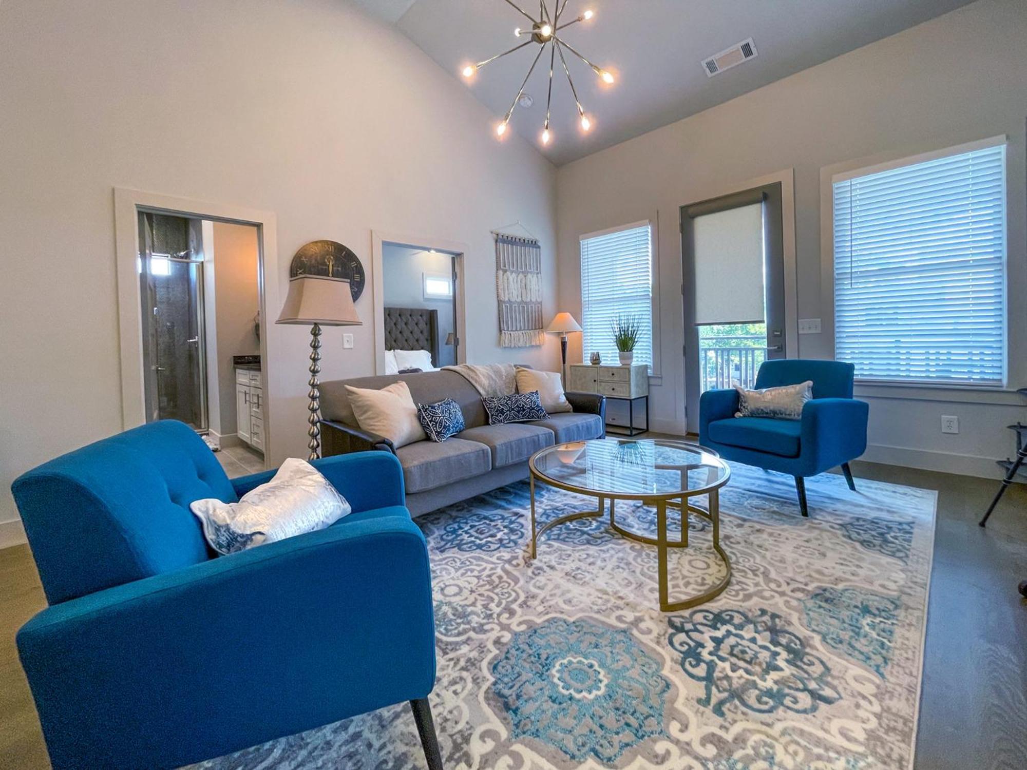 Dual - 1 Mile From Dt Nash & Farmers Market *