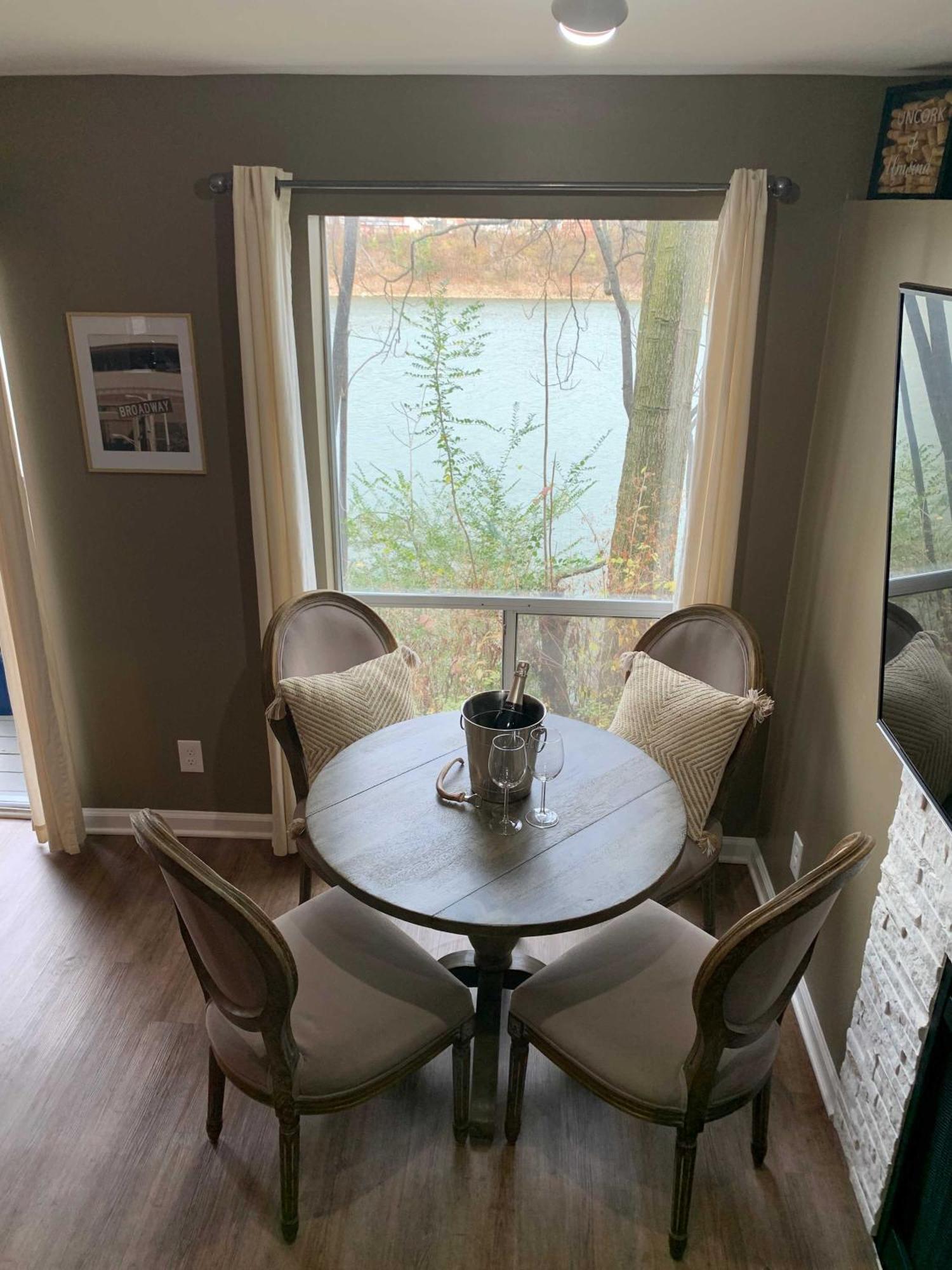 Riverfront In Dt Holiday home *