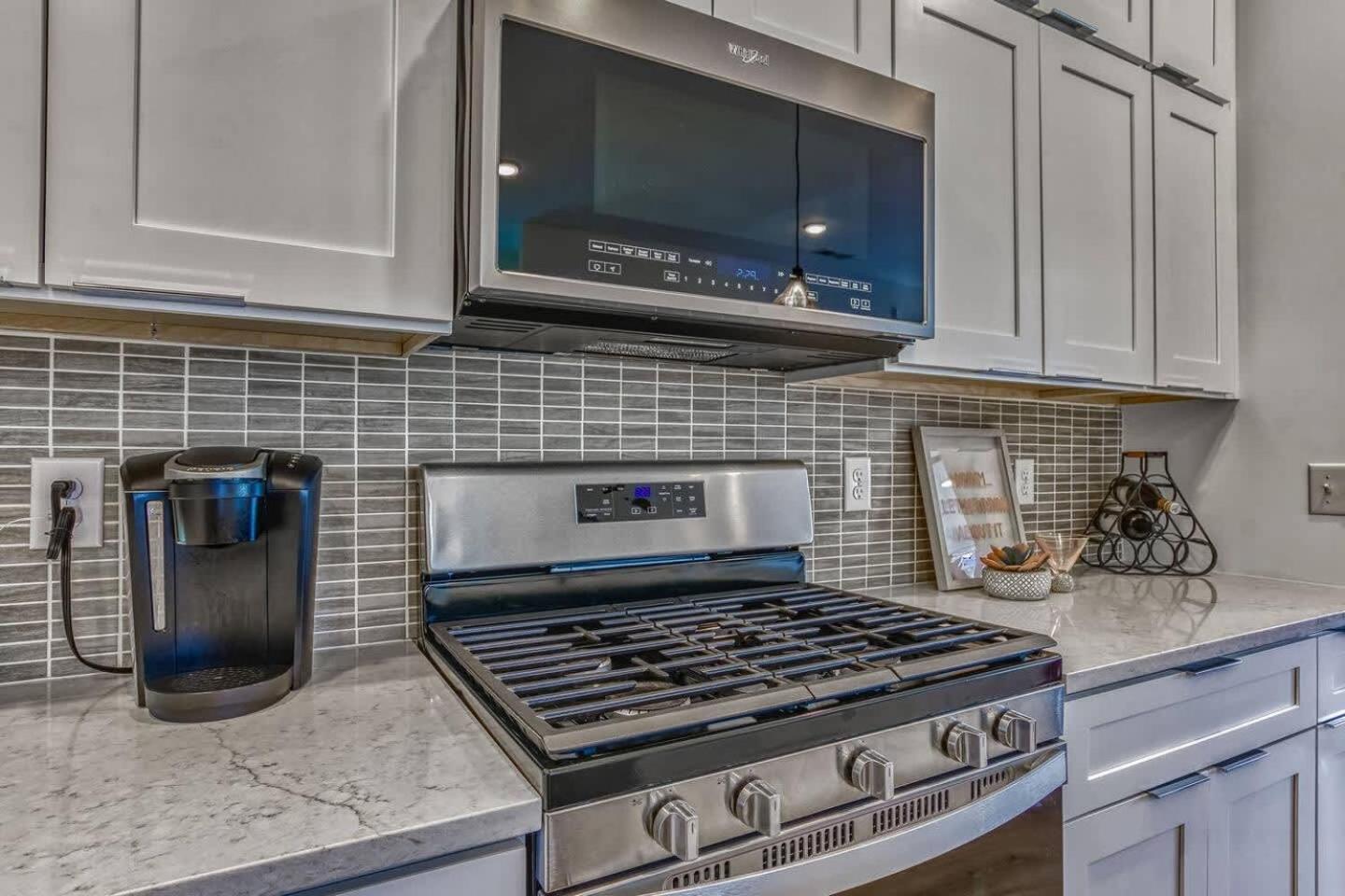 Beautiful Balcony Sleeps 12 4 Miles From Broadway