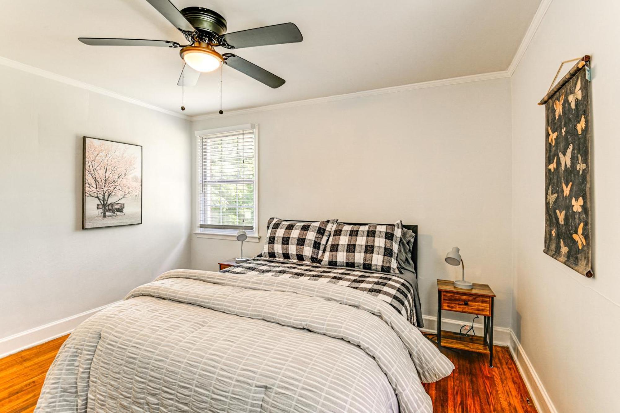7 Mi To Dtwn With Spacious Yard In Holiday home *