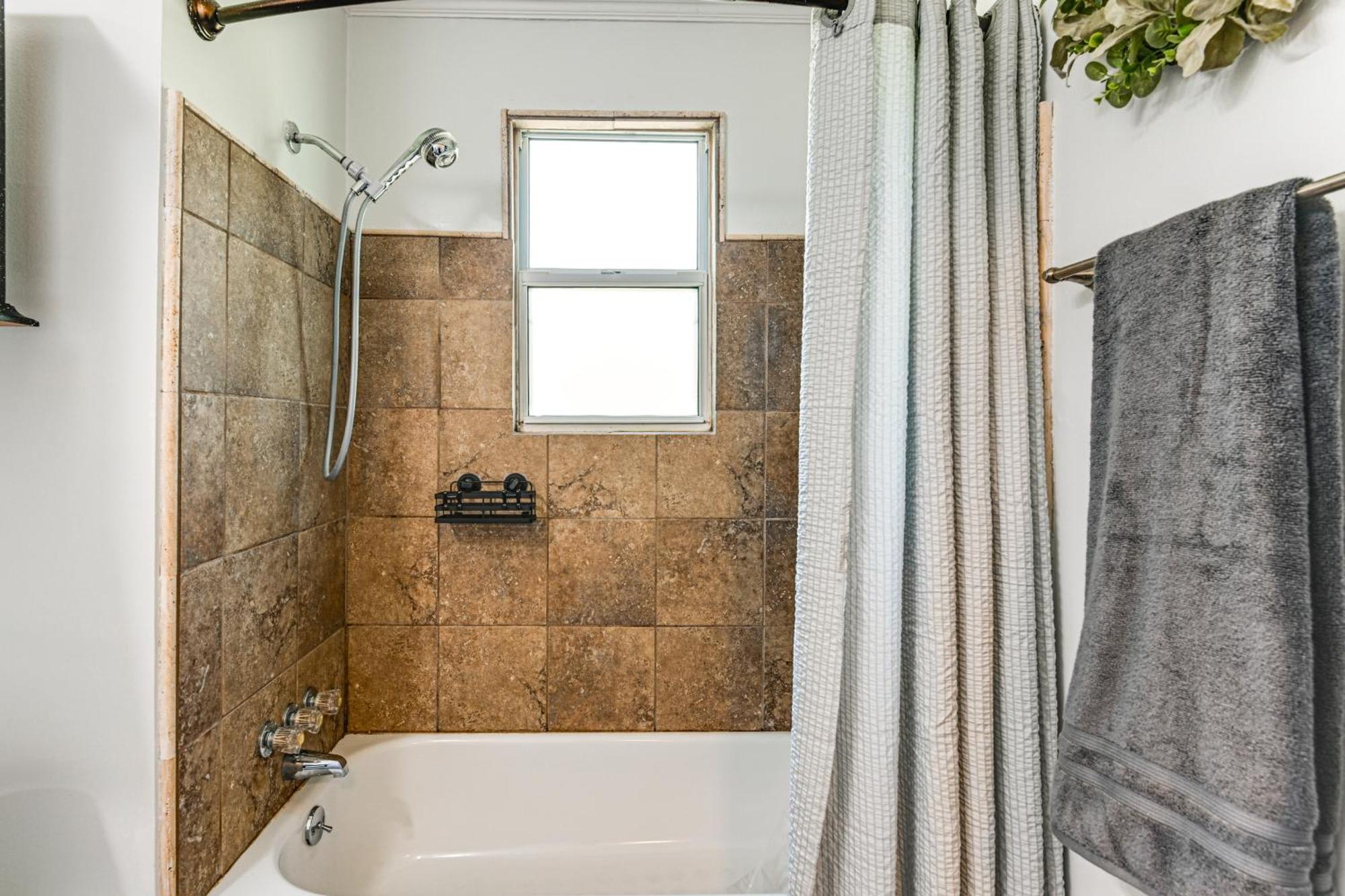 7 Mi To Dtwn With Spacious Yard In * Nashville