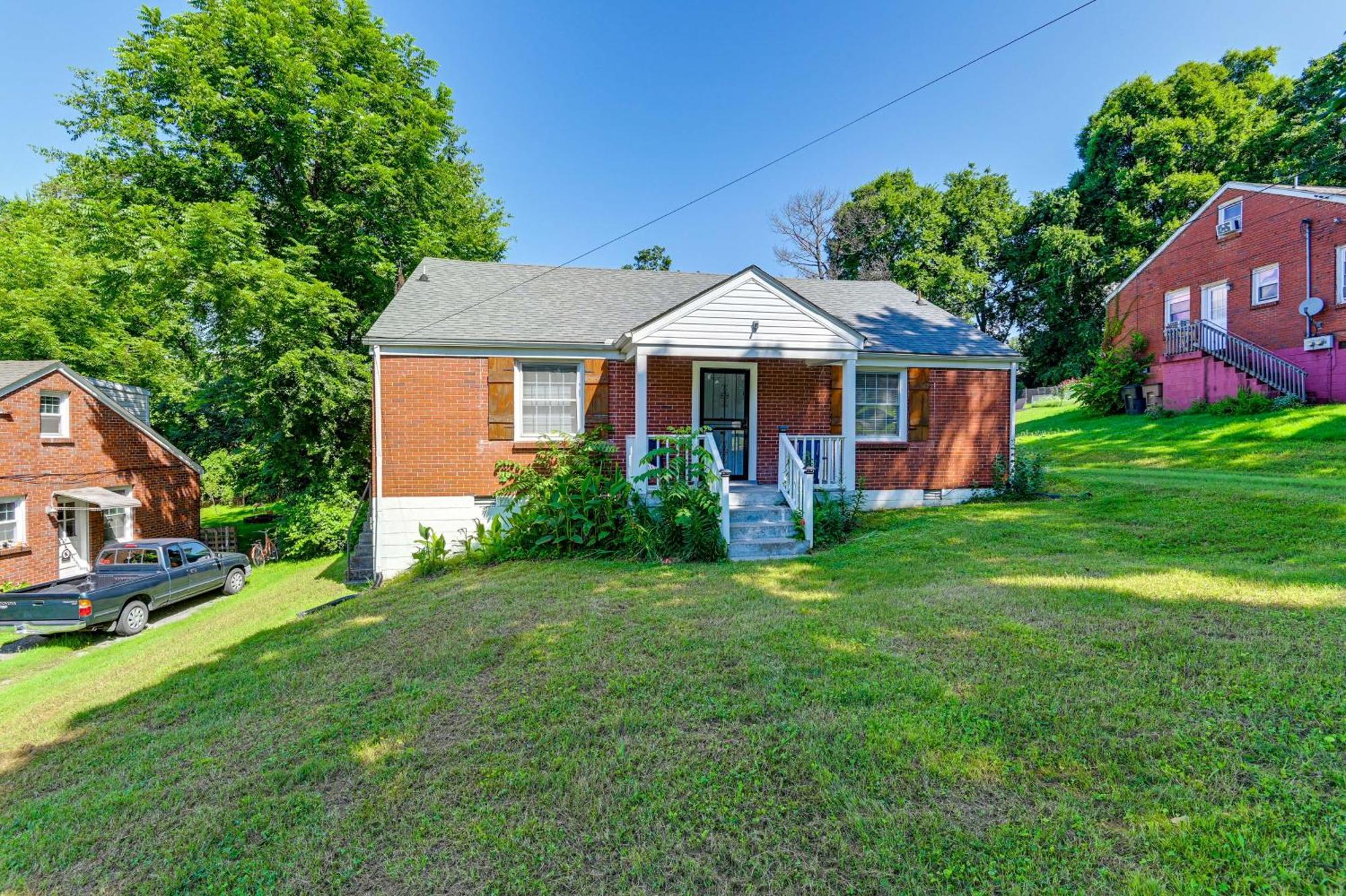 7 Mi To Dtwn With Spacious Yard In Holiday home *