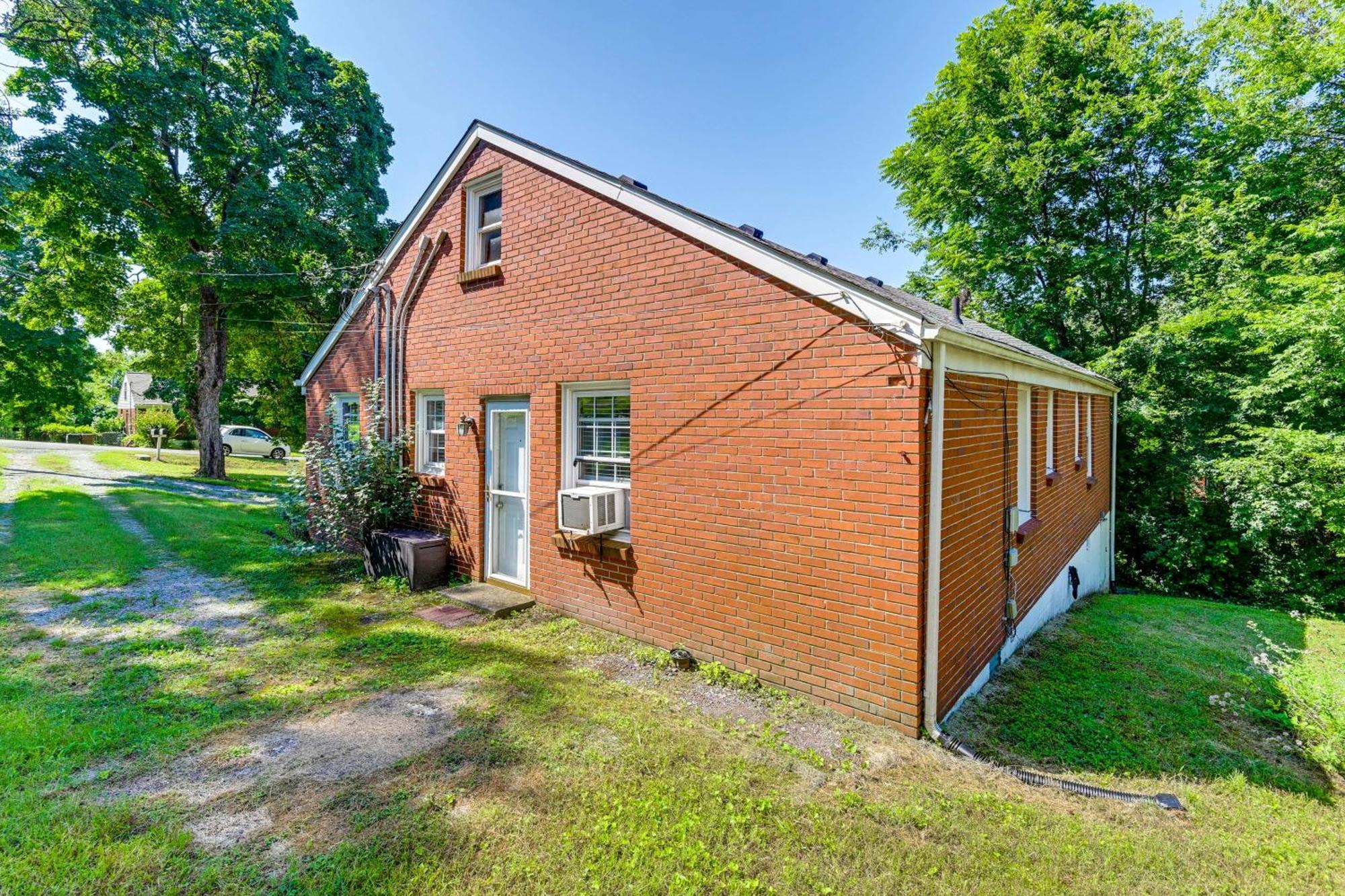 7 Mi To Dtwn With Spacious Yard In Holiday home