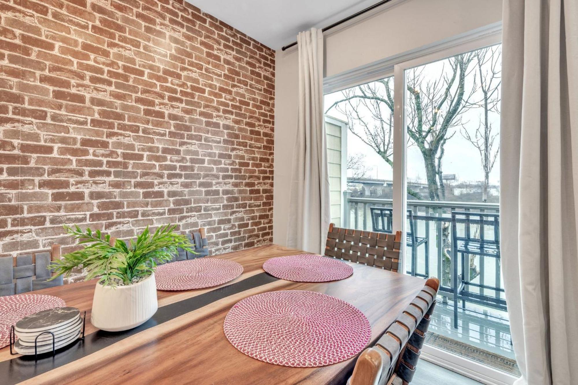 2 Bdr Riverfront Living In Downtown Nashville