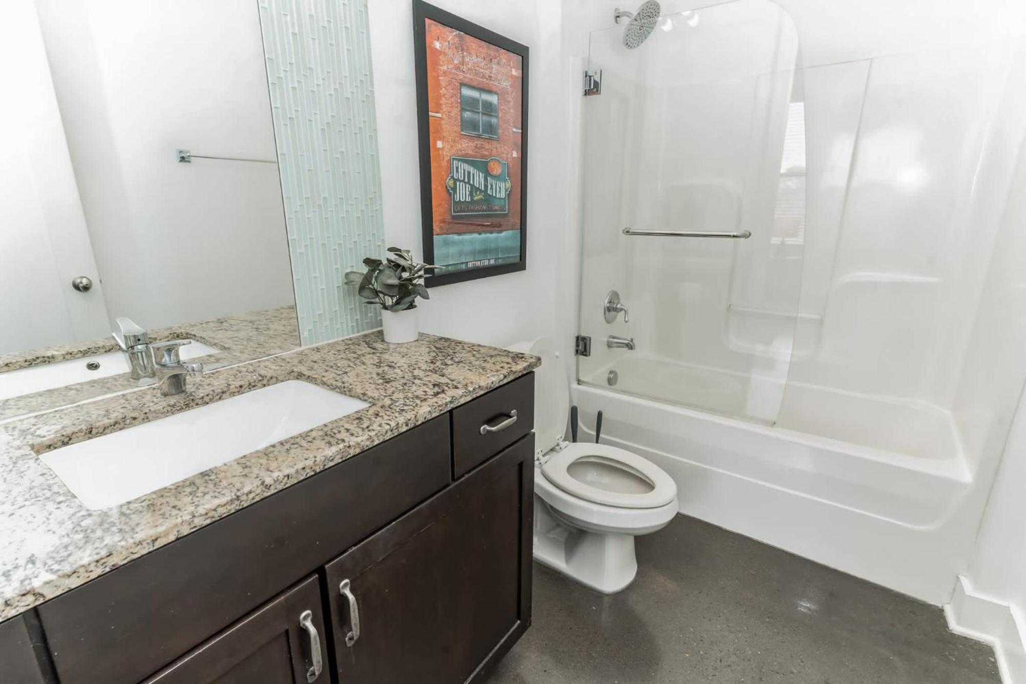 Modern Loft Near West End Holiday home