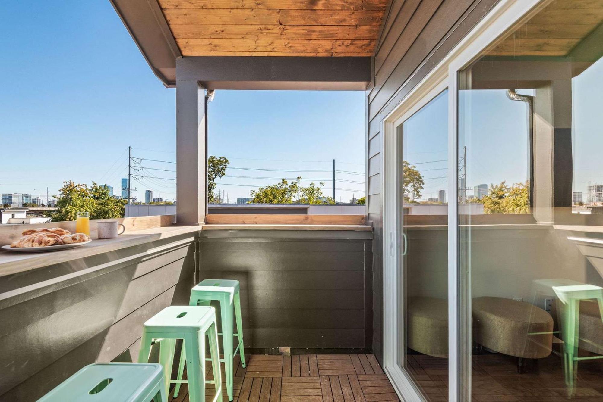 The Jolene Bubbly Bar With Views 5min To Dt Holiday home *