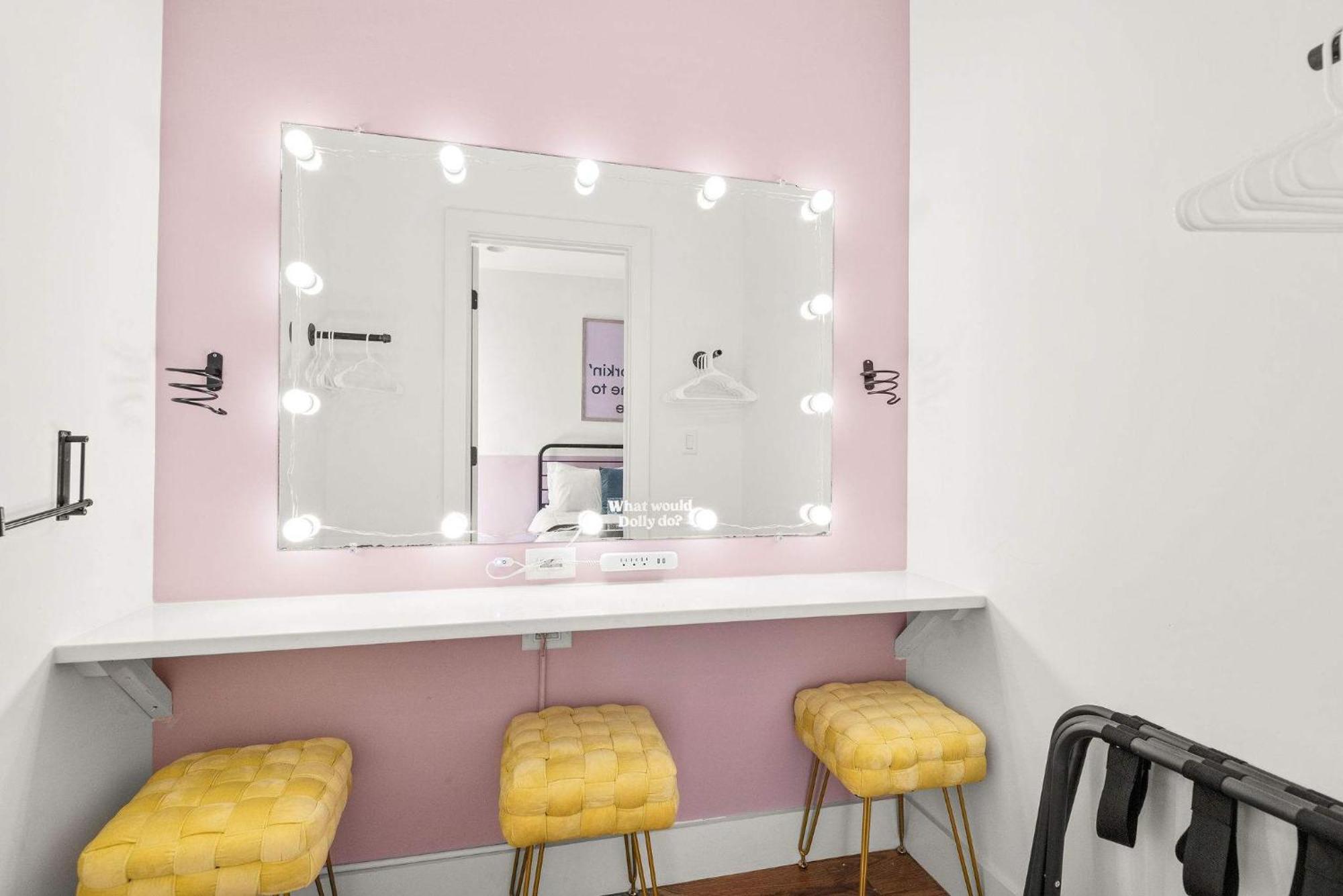 The Jolene Bubbly Bar With Views 5min To Dt Holiday home Nashville