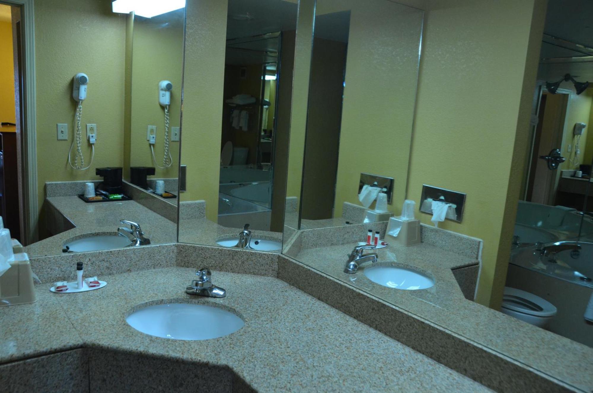 Hotel Days By Wyndham Airport East 2*