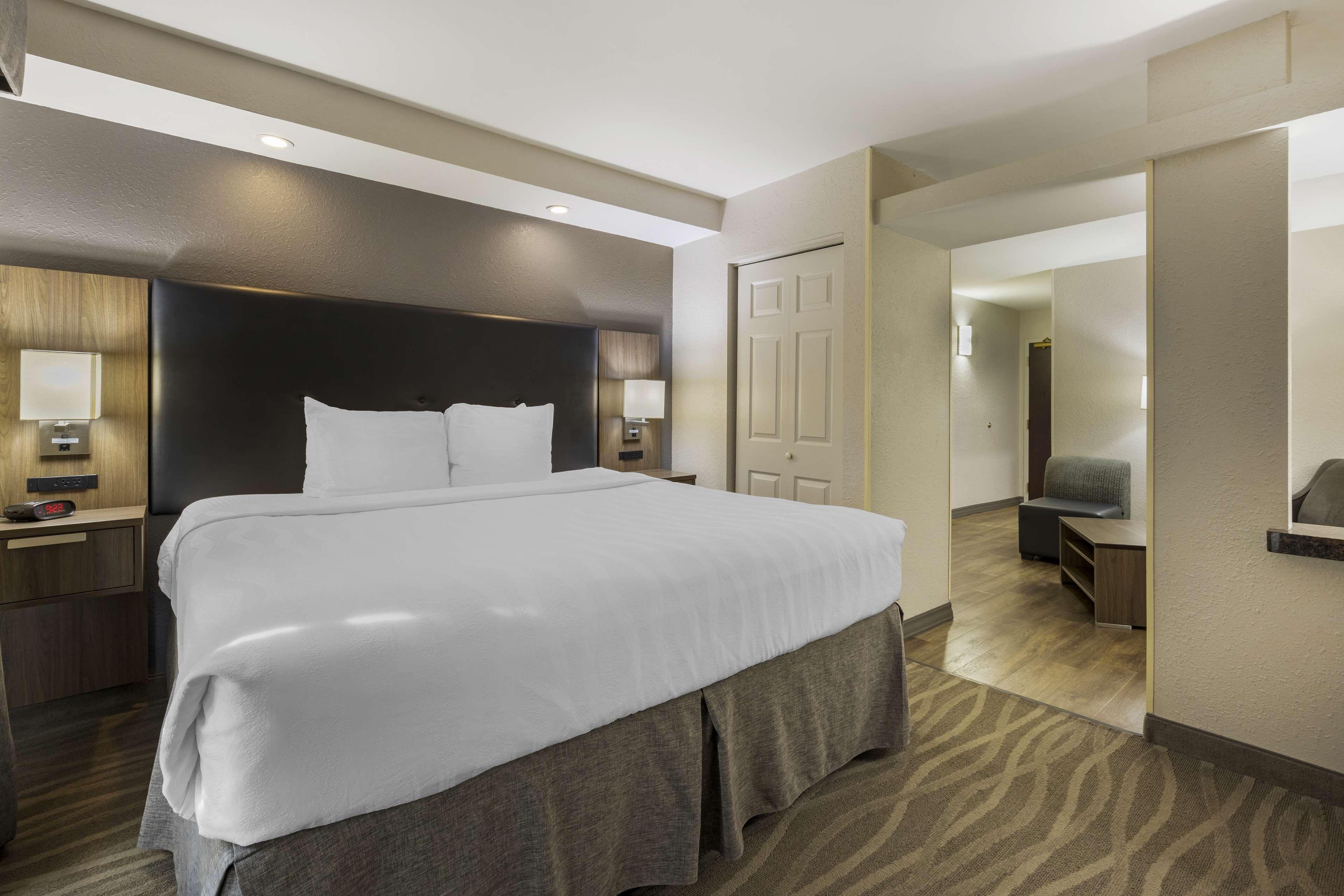 Western Airport - Bna Hotel