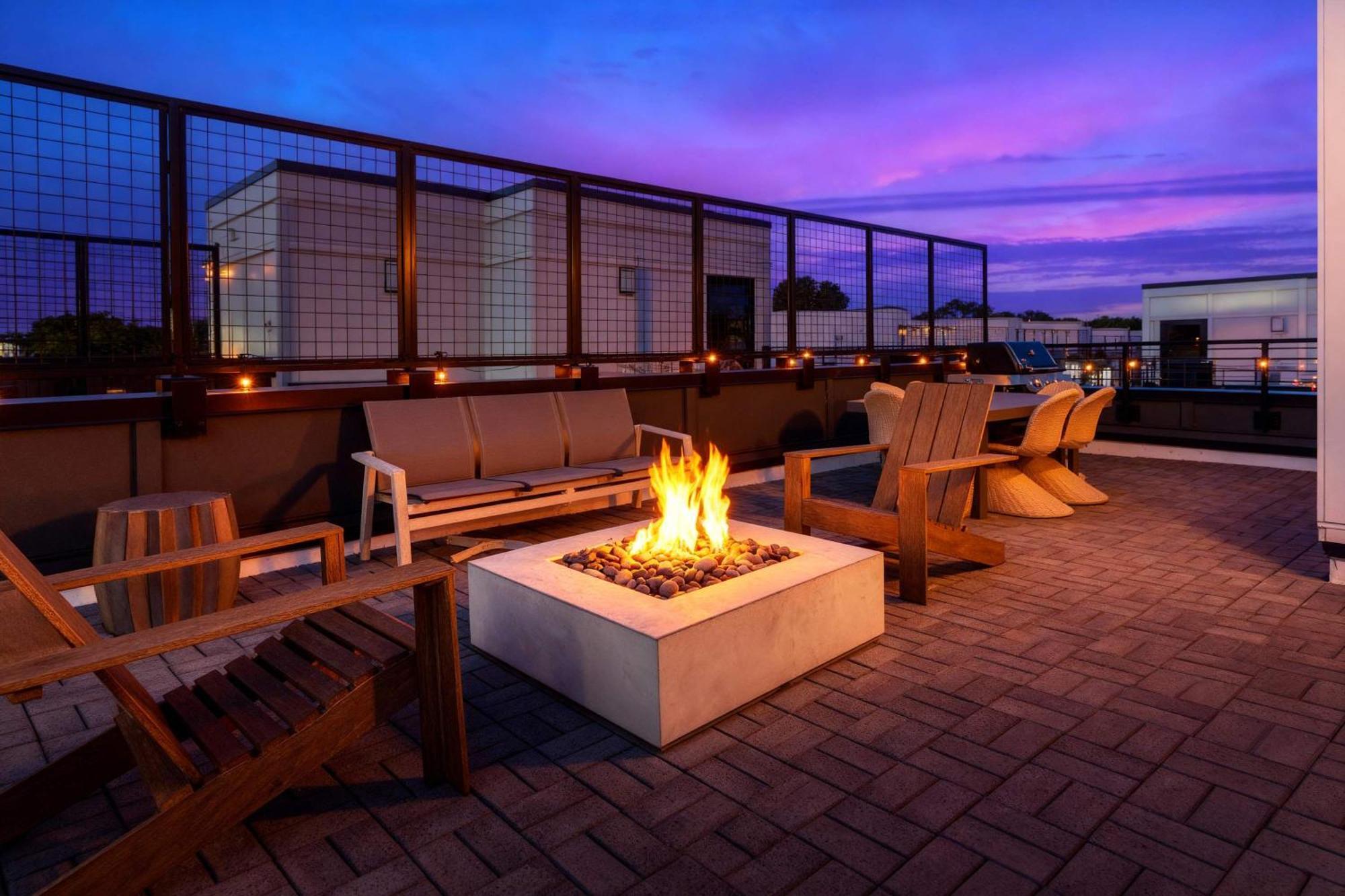 Holiday home Rooftop Fire Pit Lounge Skyline Dt Nash Views *
