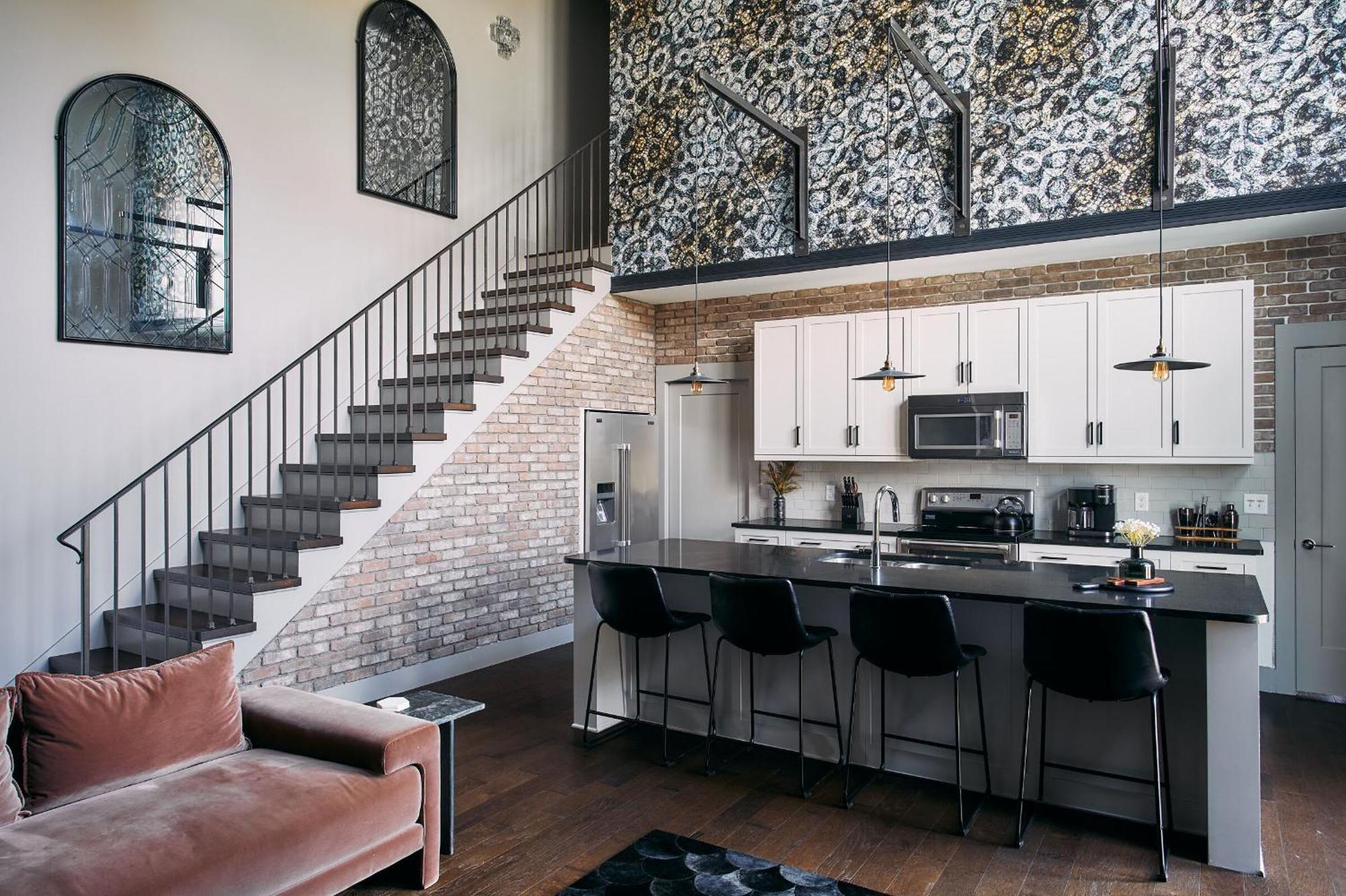 Stylish 2 Penthouse Walk To Shopping, Food, 1 Of 7 Themed Lofts At Cowrite, Find Coffee And Tacos Downstairs, Complimentary Spin Class, Walk To Shopping In 12 South, 10 Minutes To Broadway, Parking, 24 Hr Hospitality Apartment