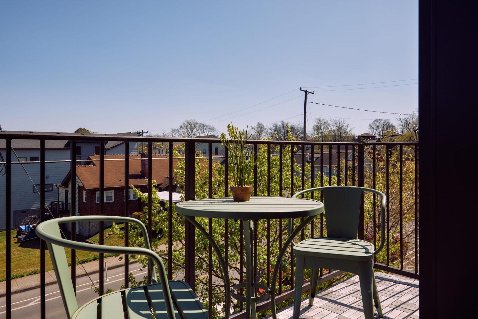 Penthouse In 12 South With Balcony, Near Broadway!