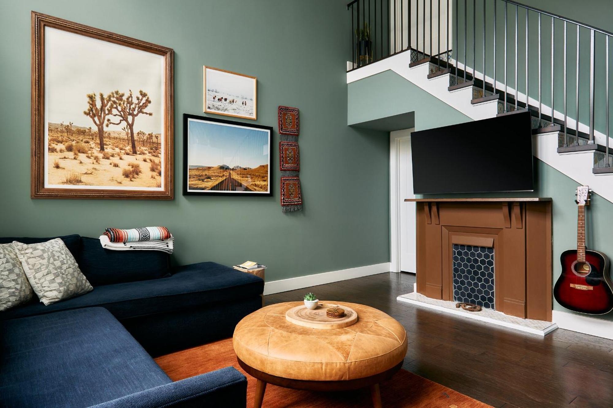 Soaring Ceilings & King Beds Overlooking Courtyard, 1 Of 7 Themed Lofts At Cowrite, Find Coffee And Tacos Downstairs, Complimentary Spin Class, Walk To Shopping In 12 South, 10 Minutes To Broadway, Parking, 24 Hr Hospitality * Nashville