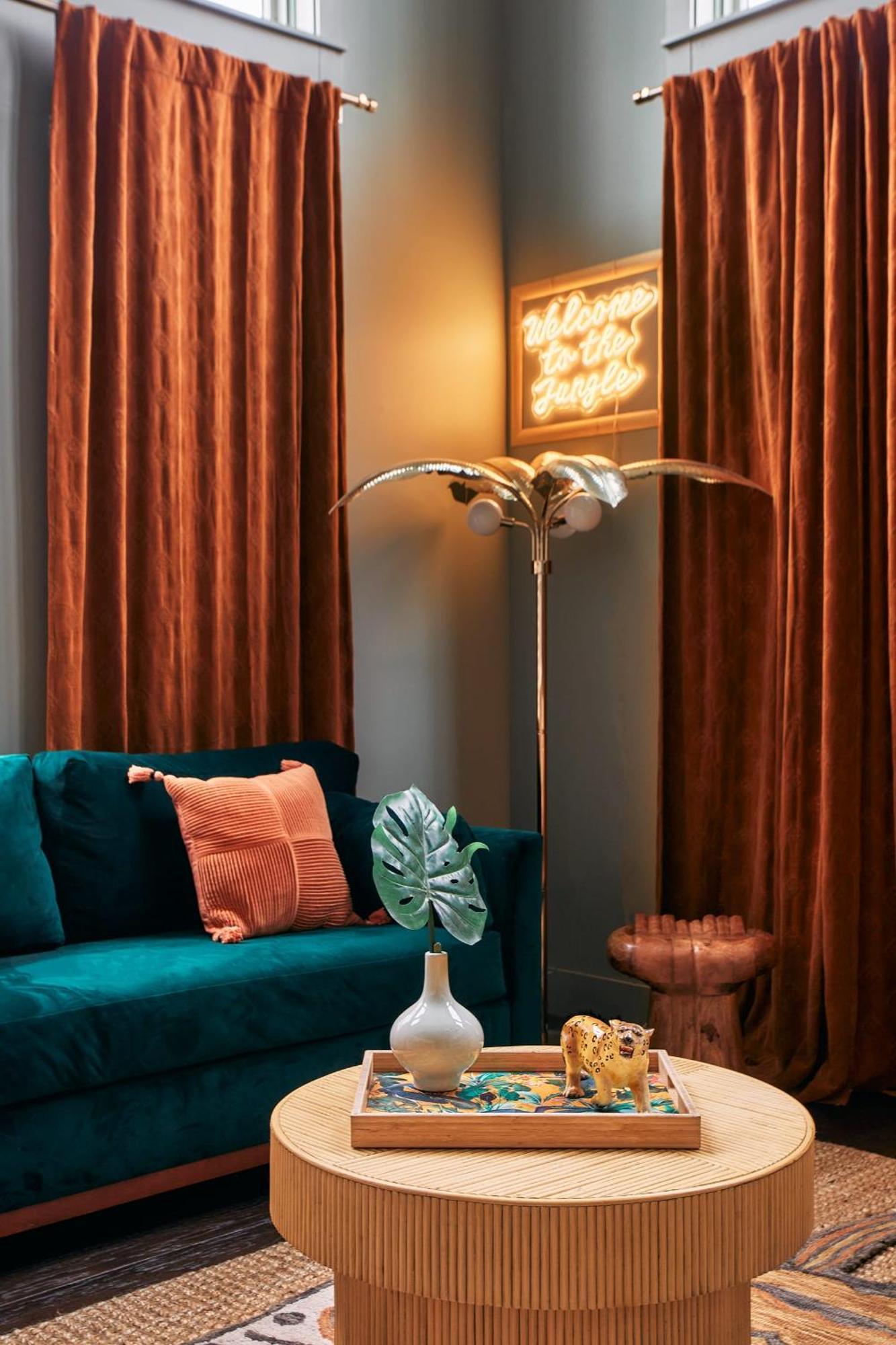Upscale 12 South Penthouse With 2 Kings, Balcony 1 Of 7 Themed Lofts At Cowrite, Find Coffee And Tacos Downstairs, Complimentary Spin Class, Walk To Shopping In 12 South, 10 Minutes To Broadway, Parking, 24 Hr Hospitality Nashville