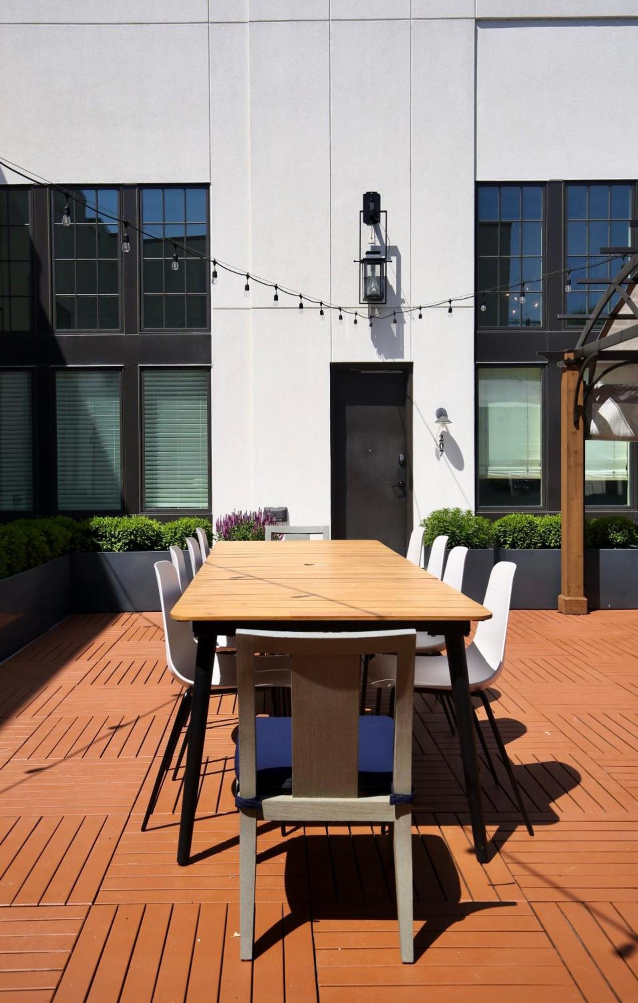 Soaring Ceilings & King Beds Overlooking Courtyard, 1 Of 7 Themed Lofts At Cowrite, Find Coffee And Tacos Downstairs, Complimentary Spin Class, Walk To Shopping In 12 South, 10 Minutes To Broadway, Parking, 24 Hr Hospitality Apartment