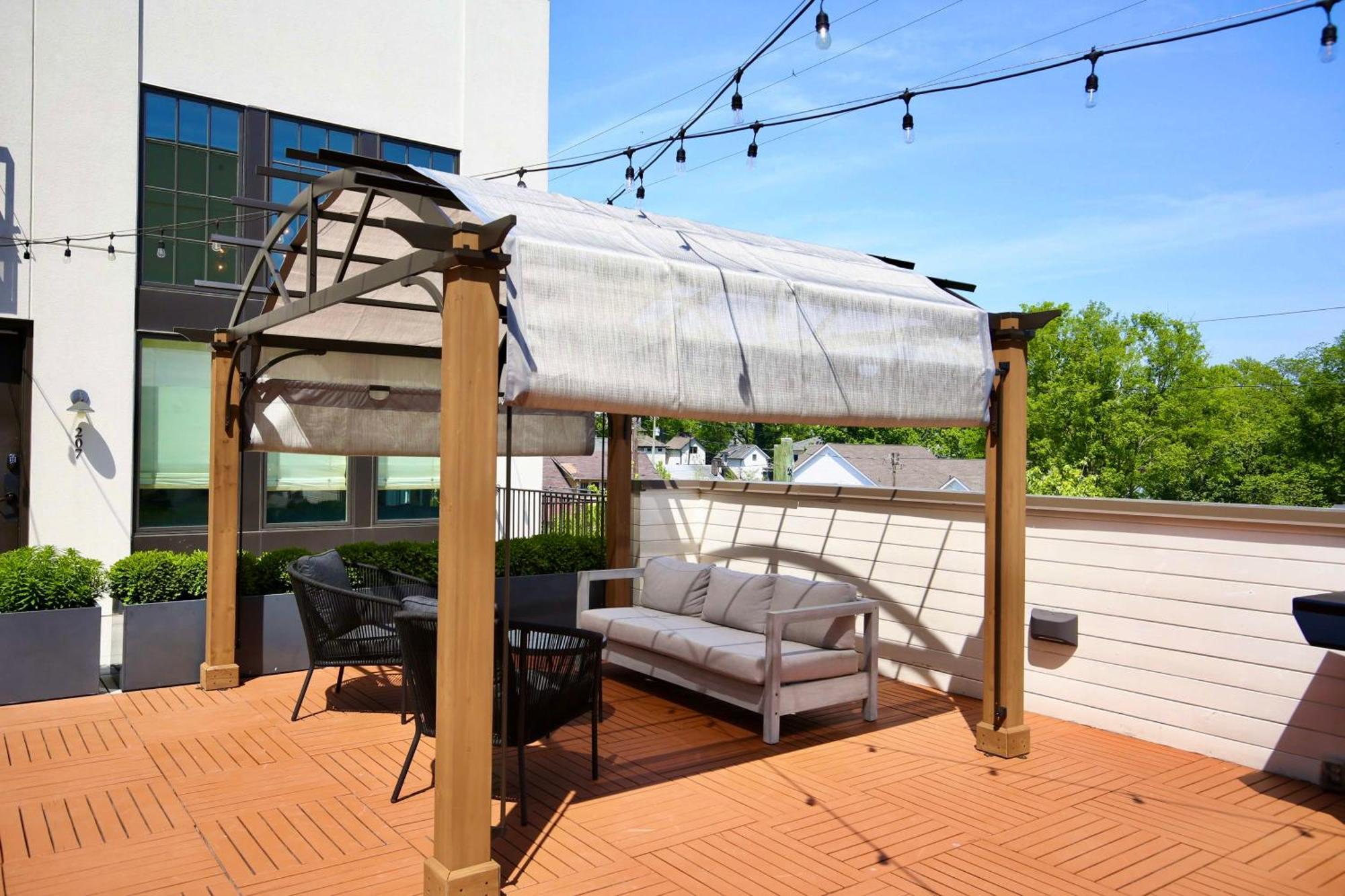 Apartment Upscale 12 South Penthouse With 2 Kings, Balcony 1 Of 7 Themed Lofts At Cowrite, Find Coffee And Tacos Downstairs, Complimentary Spin Class, Walk To Shopping In 12 South, 10 Minutes To Broadway, Parking, 24 Hr Hospitality *