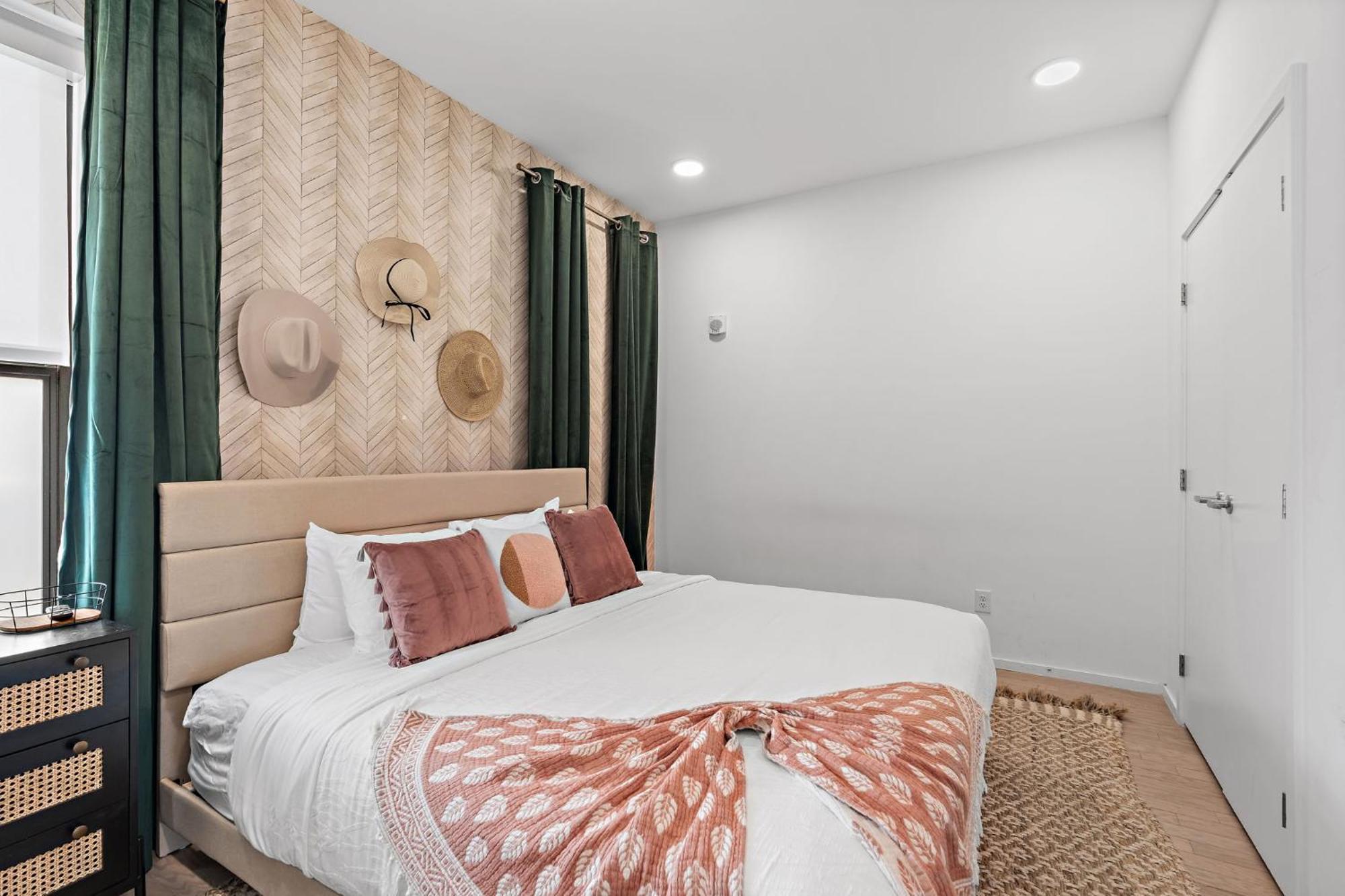 Luxury 2-bd, 2-bth Downtown Riverfront, Park Free *