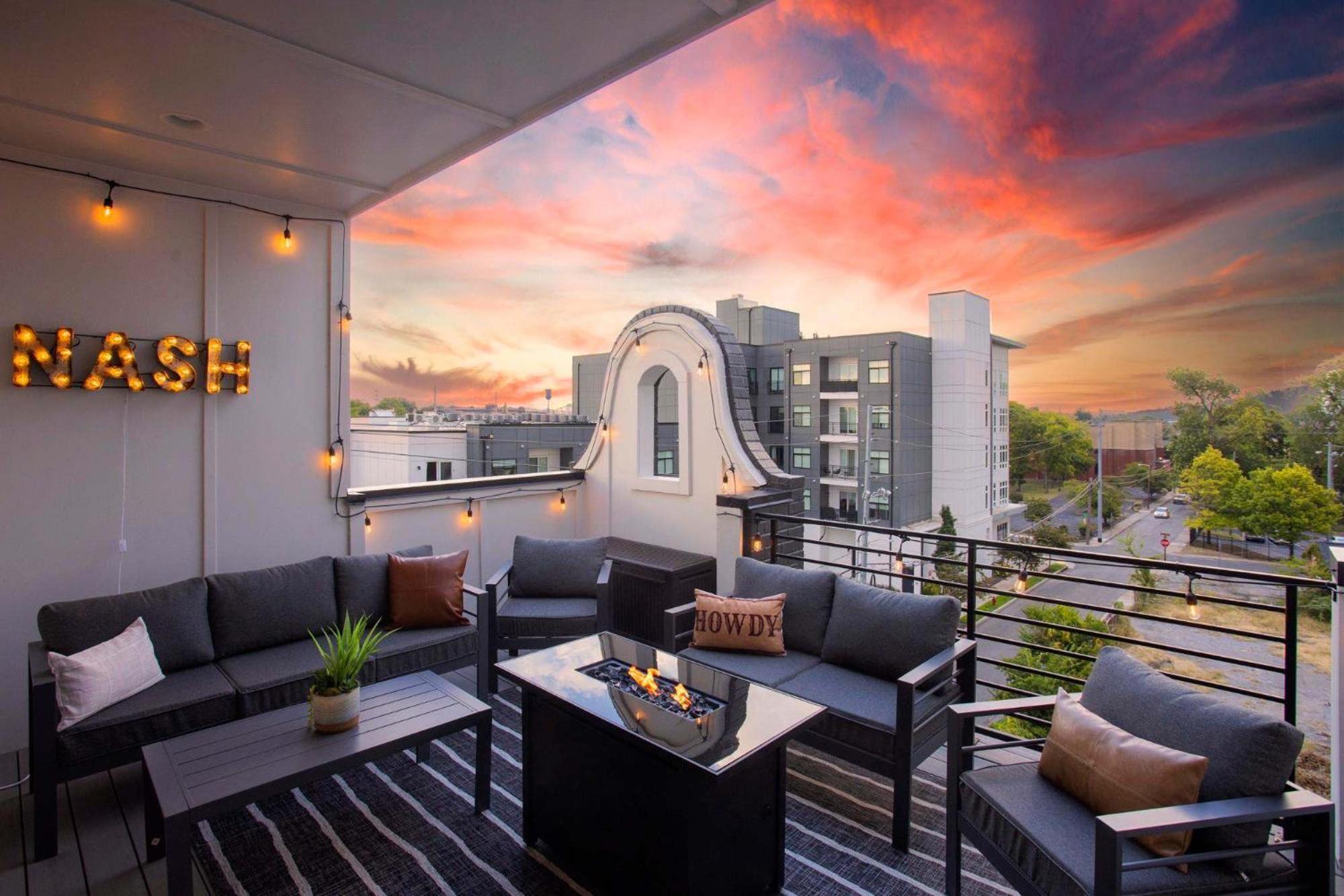 2 Adjacent Luxury Homes Rooftop Decks & Game Holiday home Nashville