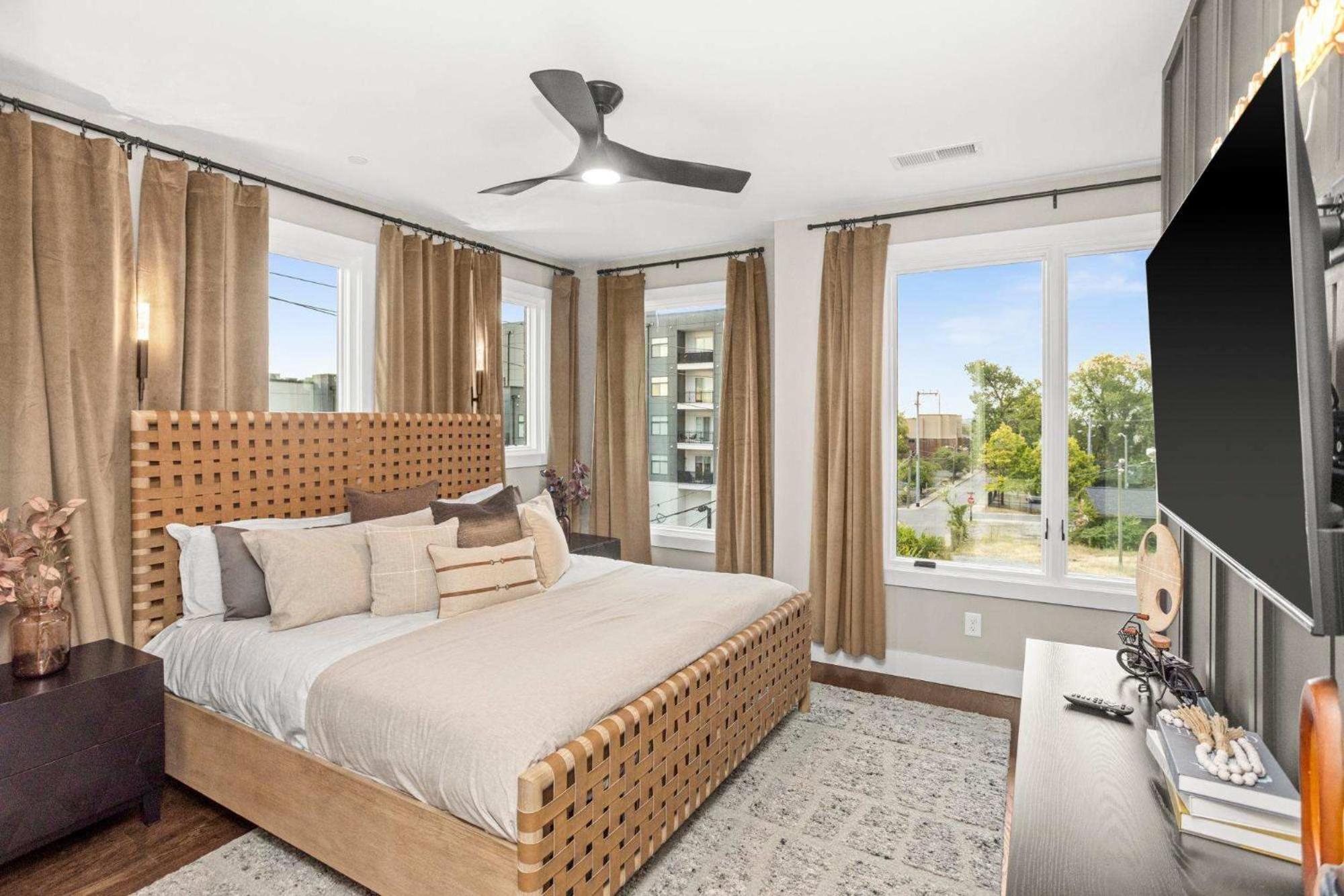 Holiday home 2 Adjacent Luxury Homes Rooftop Decks & Game *