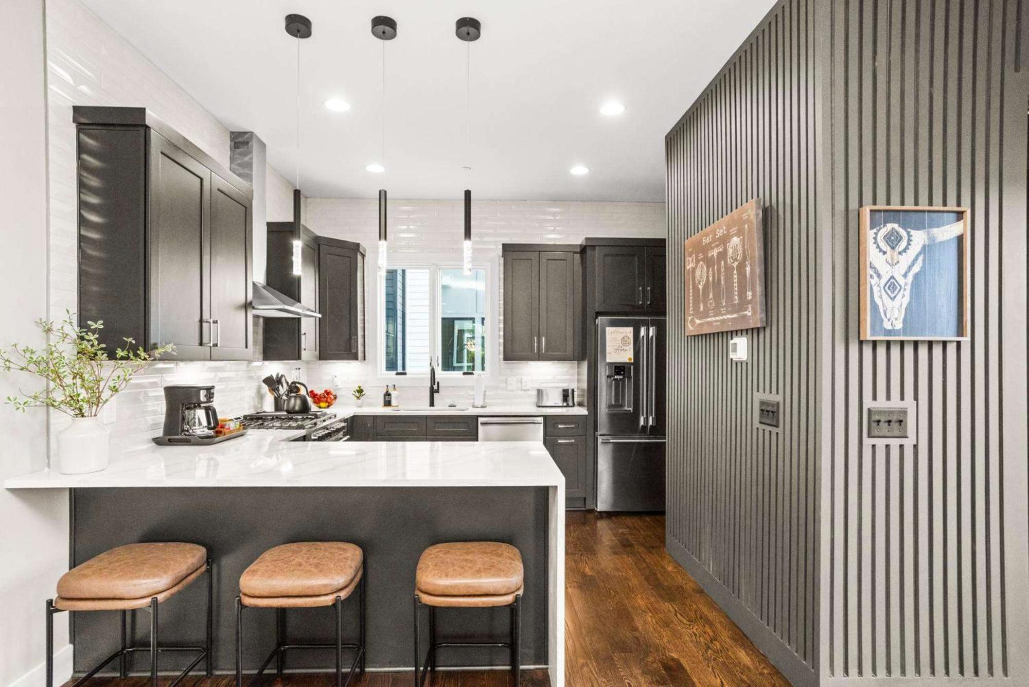 2 Adjacent Luxury Homes Rooftop Decks & Game Holiday home Nashville