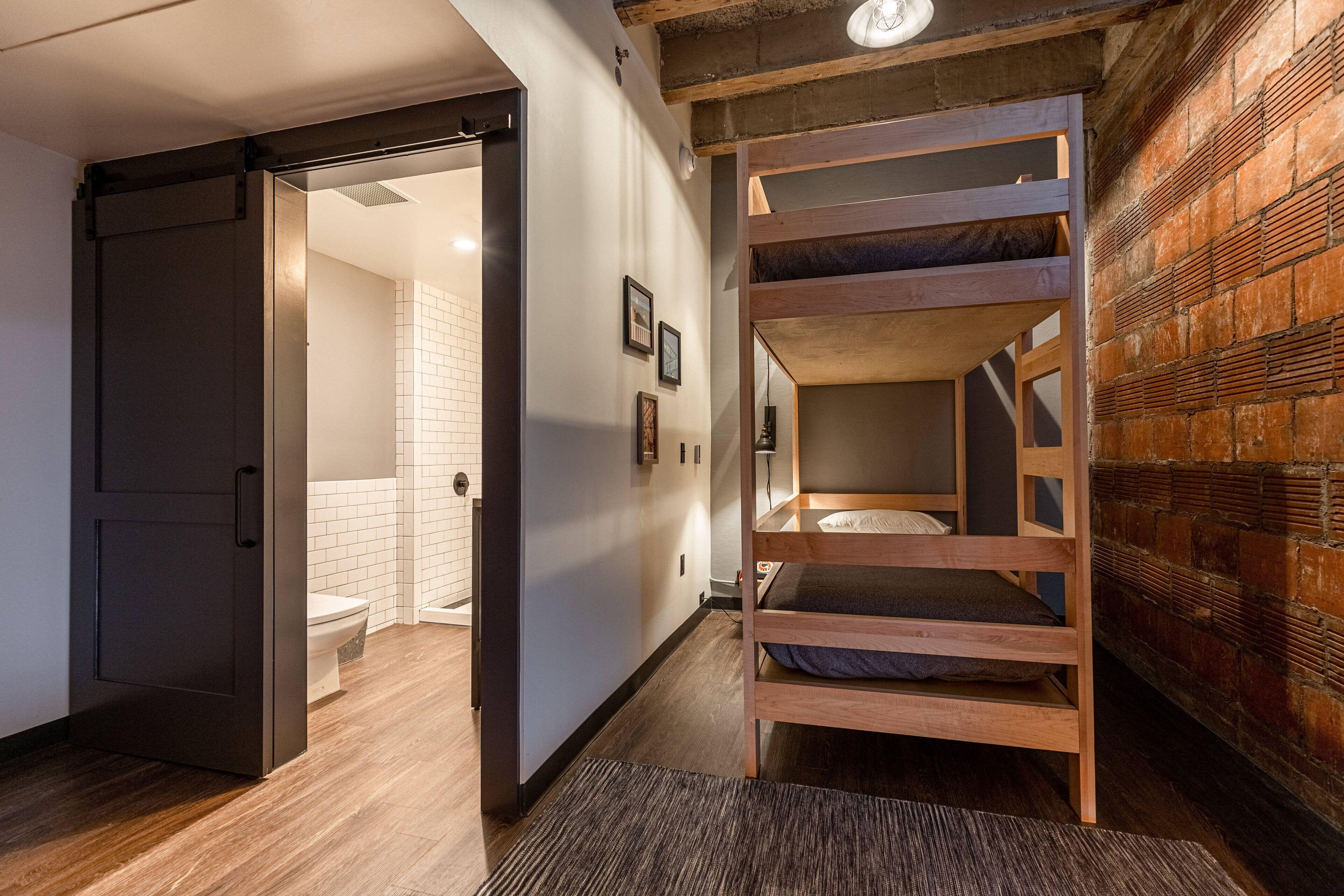 Hotel Moxy Downtown 3*