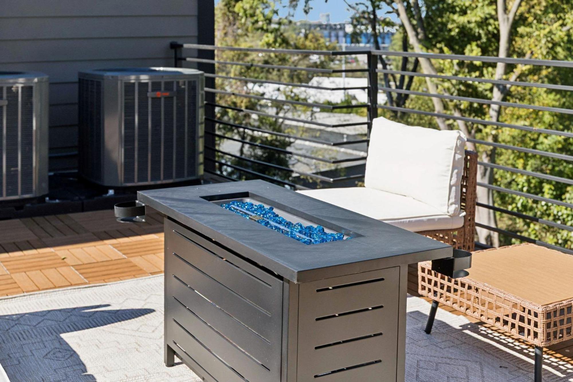 Apartment Getaway Rooftop Views & Modern Comfort