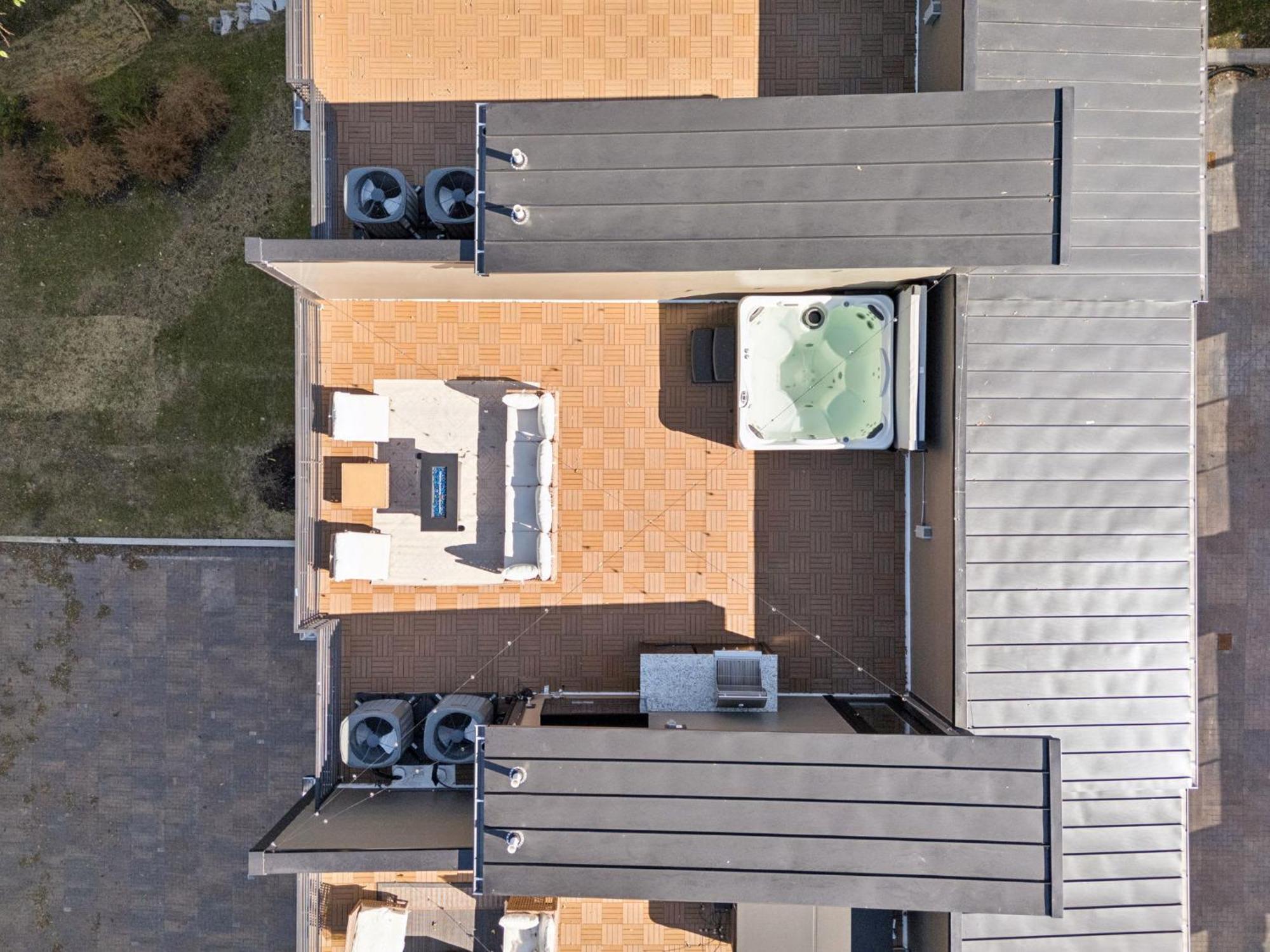 Apartment Getaway Rooftop Views & Modern Comfort