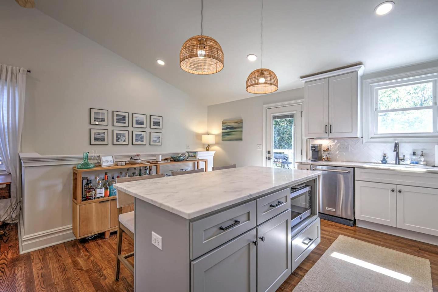 Dream Sylvan Park 4 Bed 3 Bath, Lush Outdoor Area Holiday home *