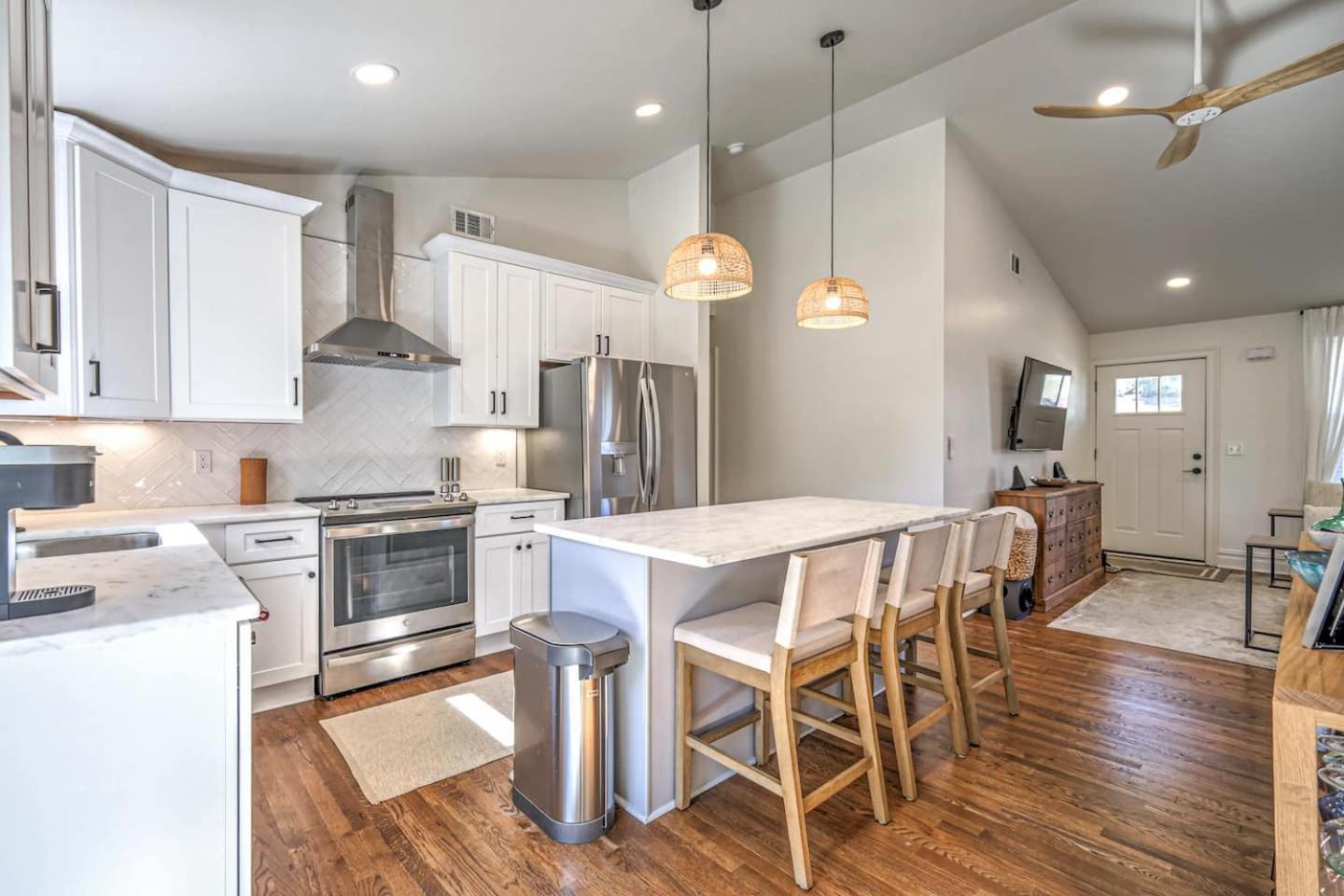 Dream Sylvan Park 4 Bed 3 Bath, Lush Outdoor Area Holiday home *