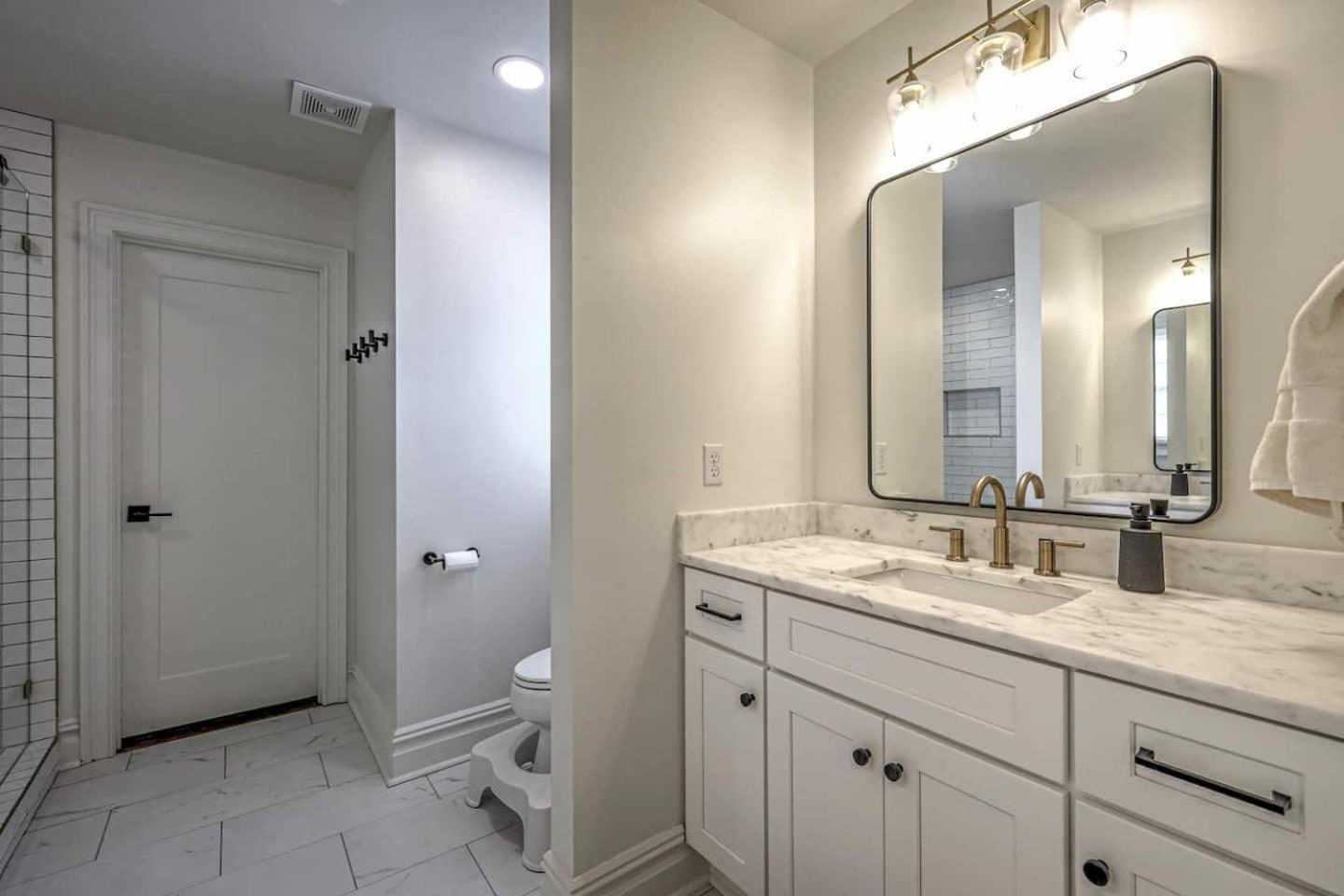 Dream Sylvan Park 4 Bed 3 Bath, Lush Outdoor Area Holiday home Nashville