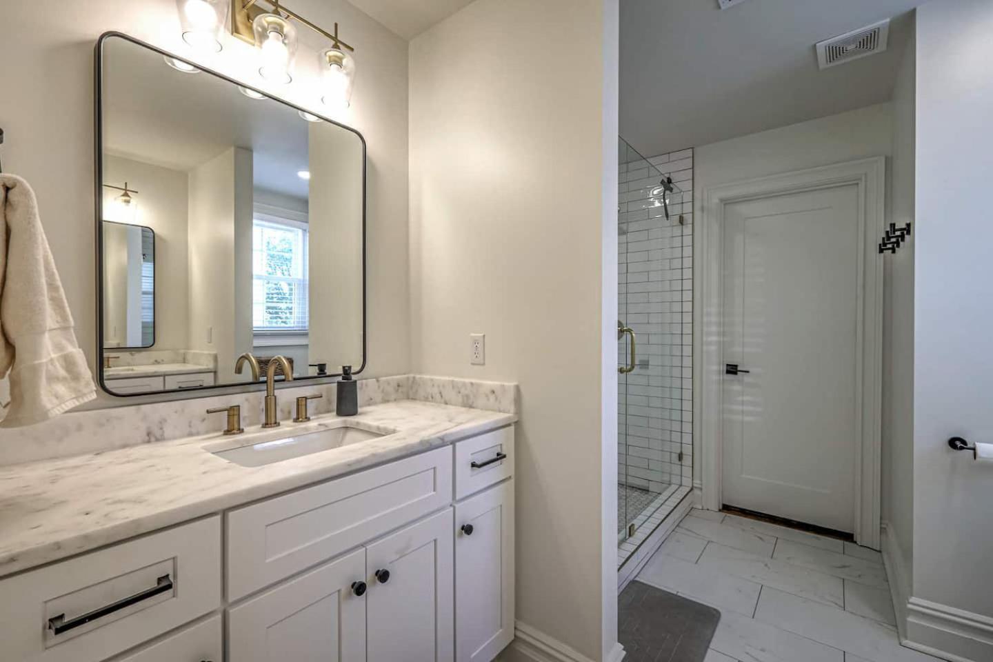 Dream Sylvan Park 4 Bed 3 Bath, Lush Outdoor Area Holiday home Nashville