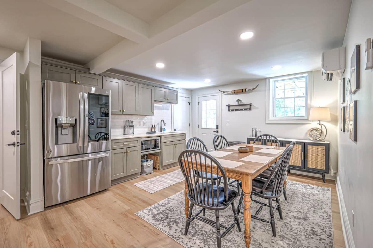 Dream Sylvan Park 4 Bed 3 Bath, Lush Outdoor Area Holiday home Nashville