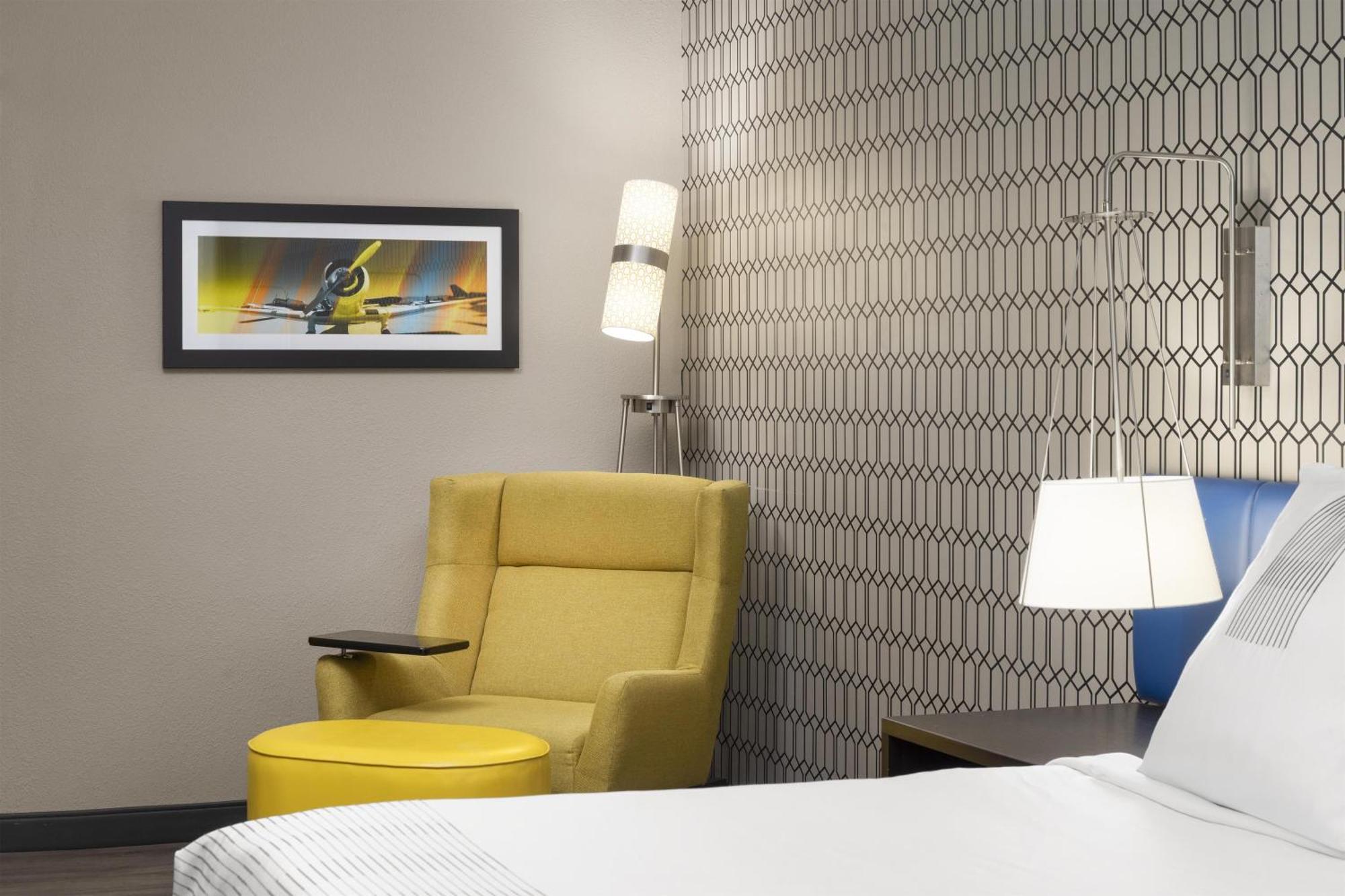 Hotel Glo Western Airport 3*