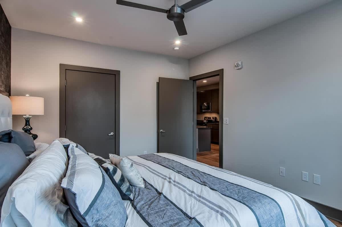 The Houston Flat - Monthly Furnished Rental! By Local *