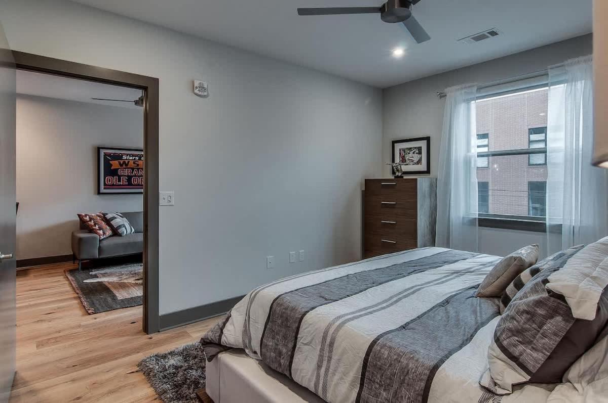 The Houston Flat - Monthly Furnished Rental! By Local Holiday home Nashville