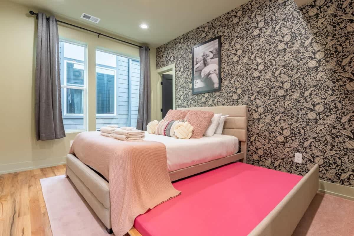 The Pink Royale By Local *