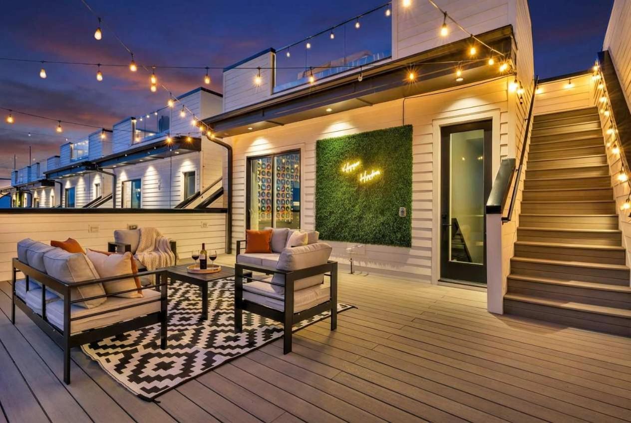 Double Rooftop Decks Hot Tub Karaoke Holiday home *