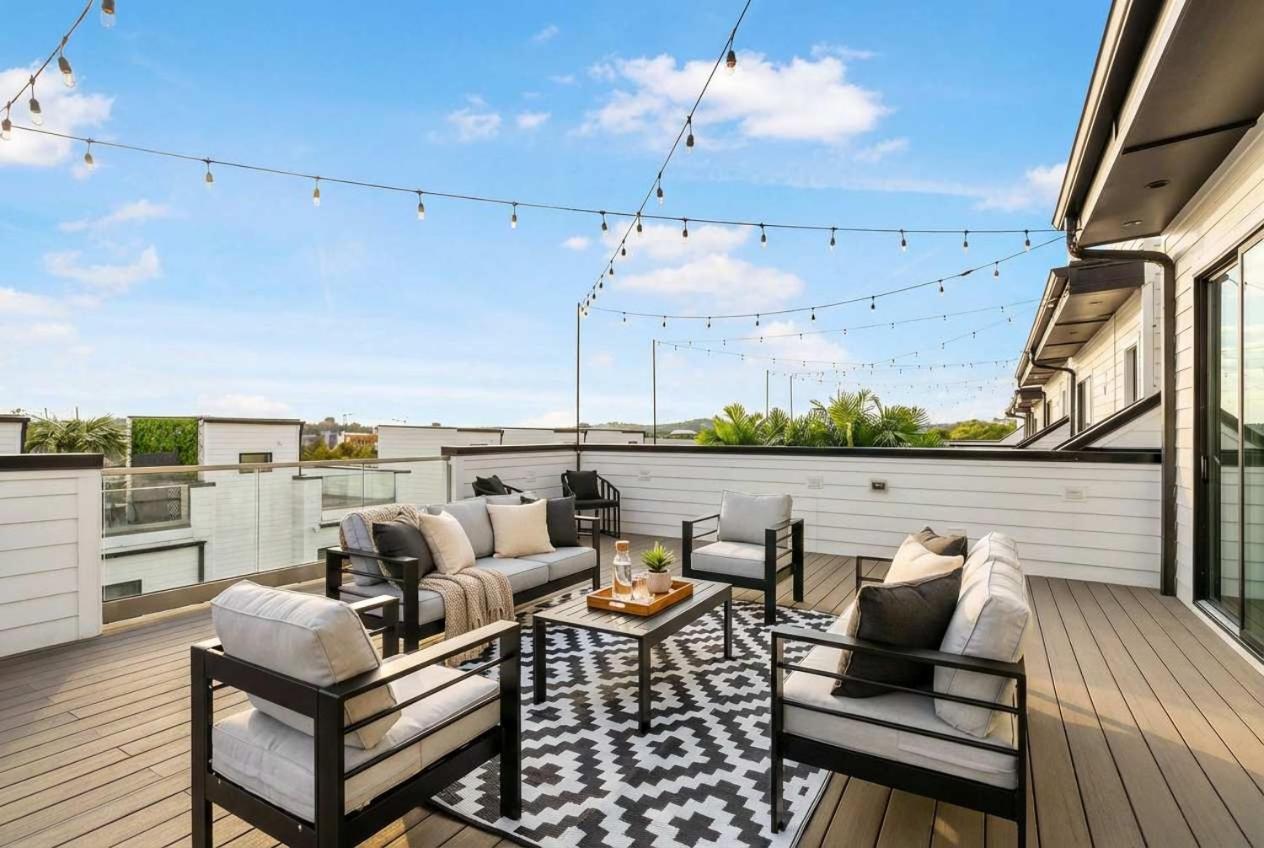 Holiday home Double Rooftop Decks Hot Tub Karaoke *