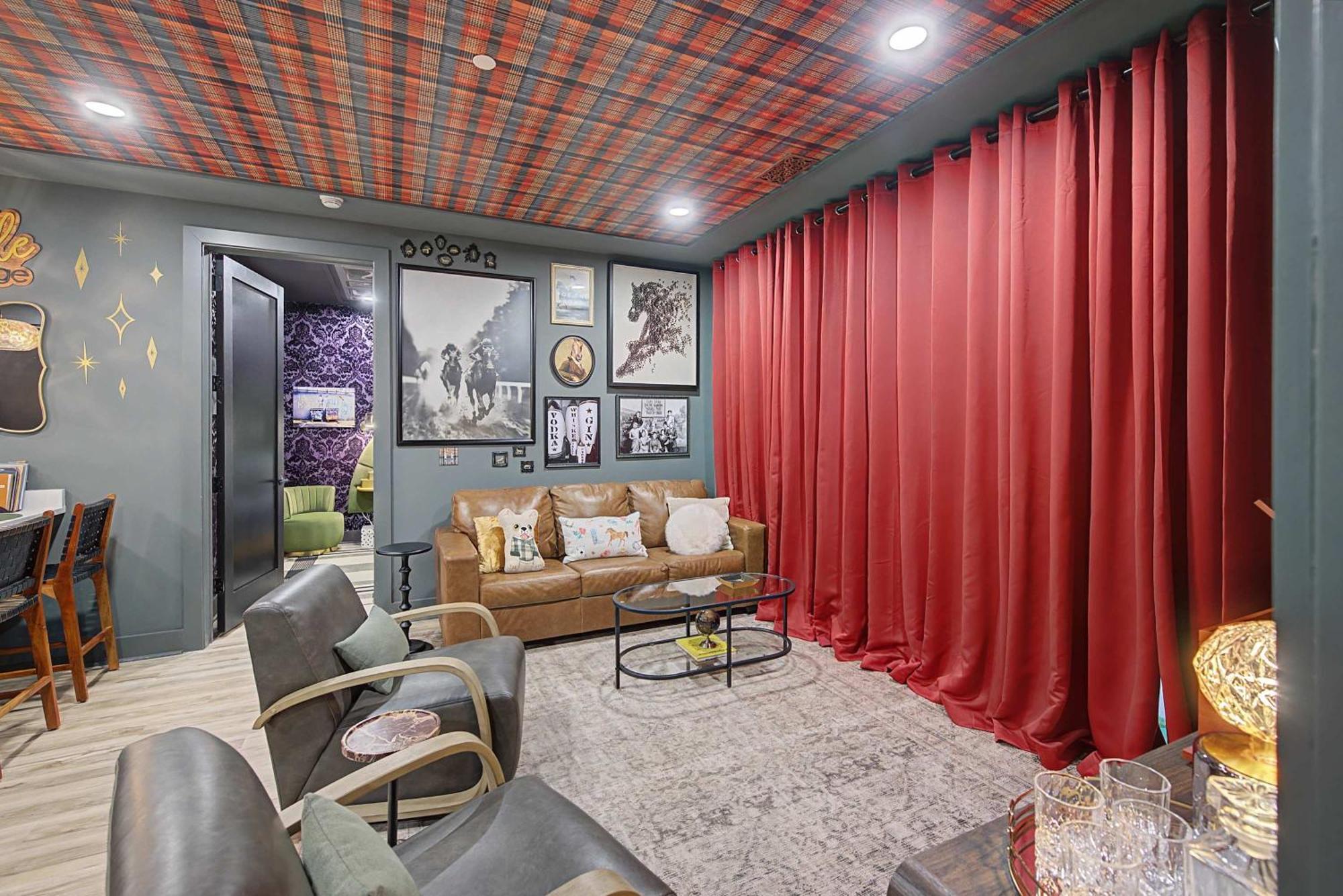 The Lounge Close To Broadway *