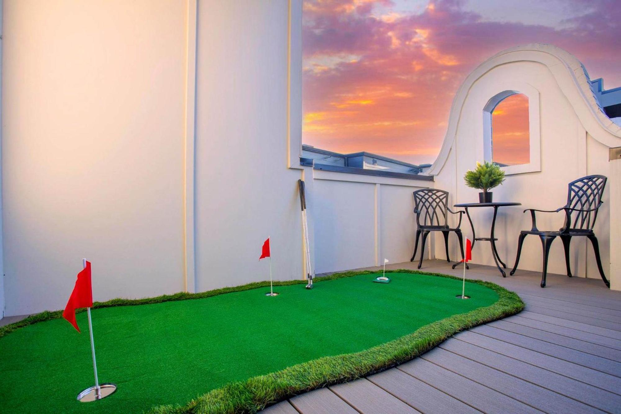 Holiday home 2 Homes! Broadway Views, Rooftops & Karaoke