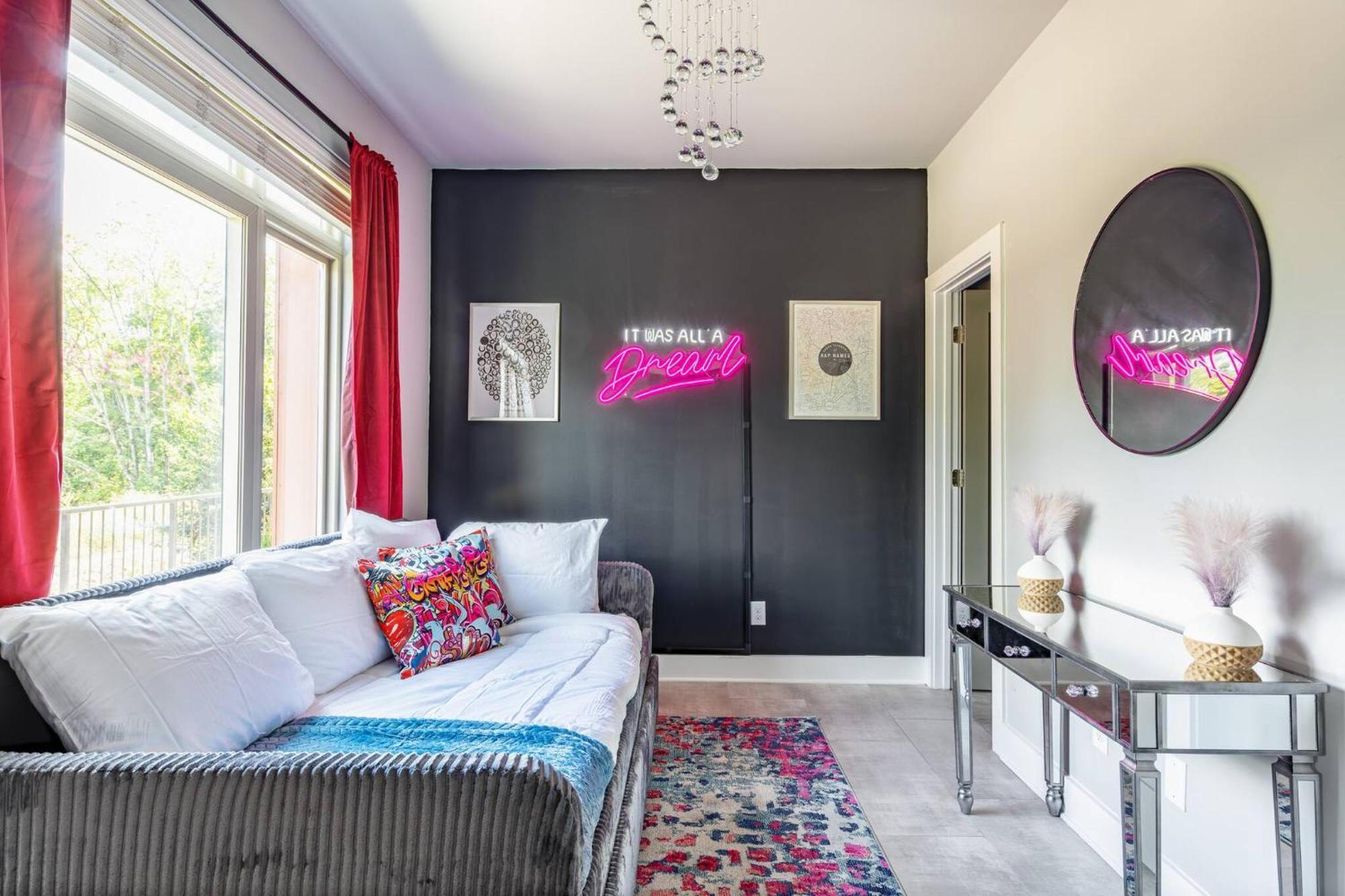 Skyline Rooftop • Game • Sonos Audio Holiday home