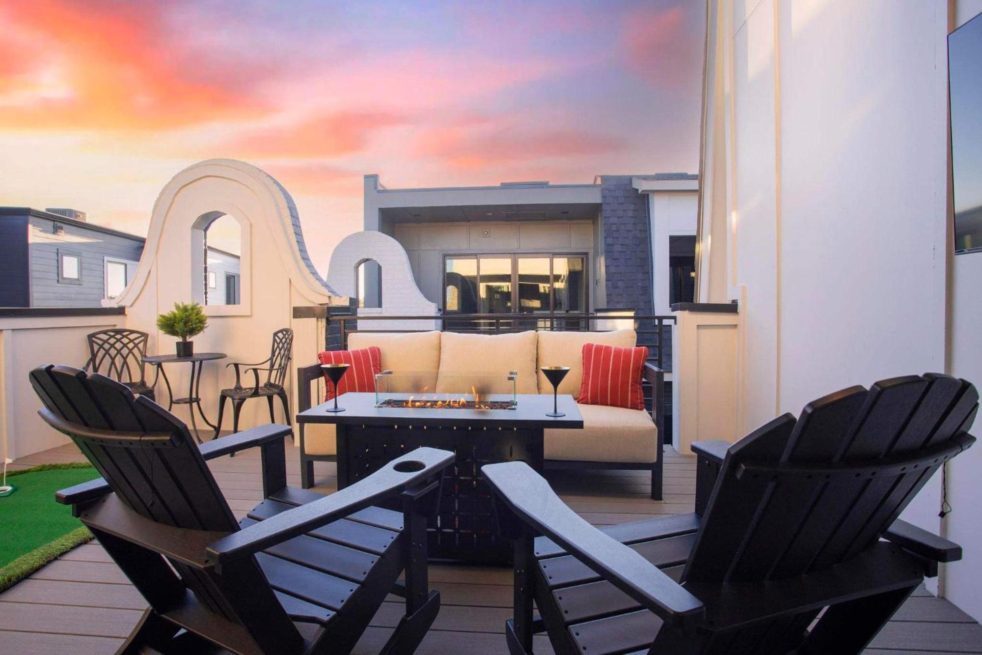 2 Homes! Broadway Views, Rooftops & Karaoke Nashville