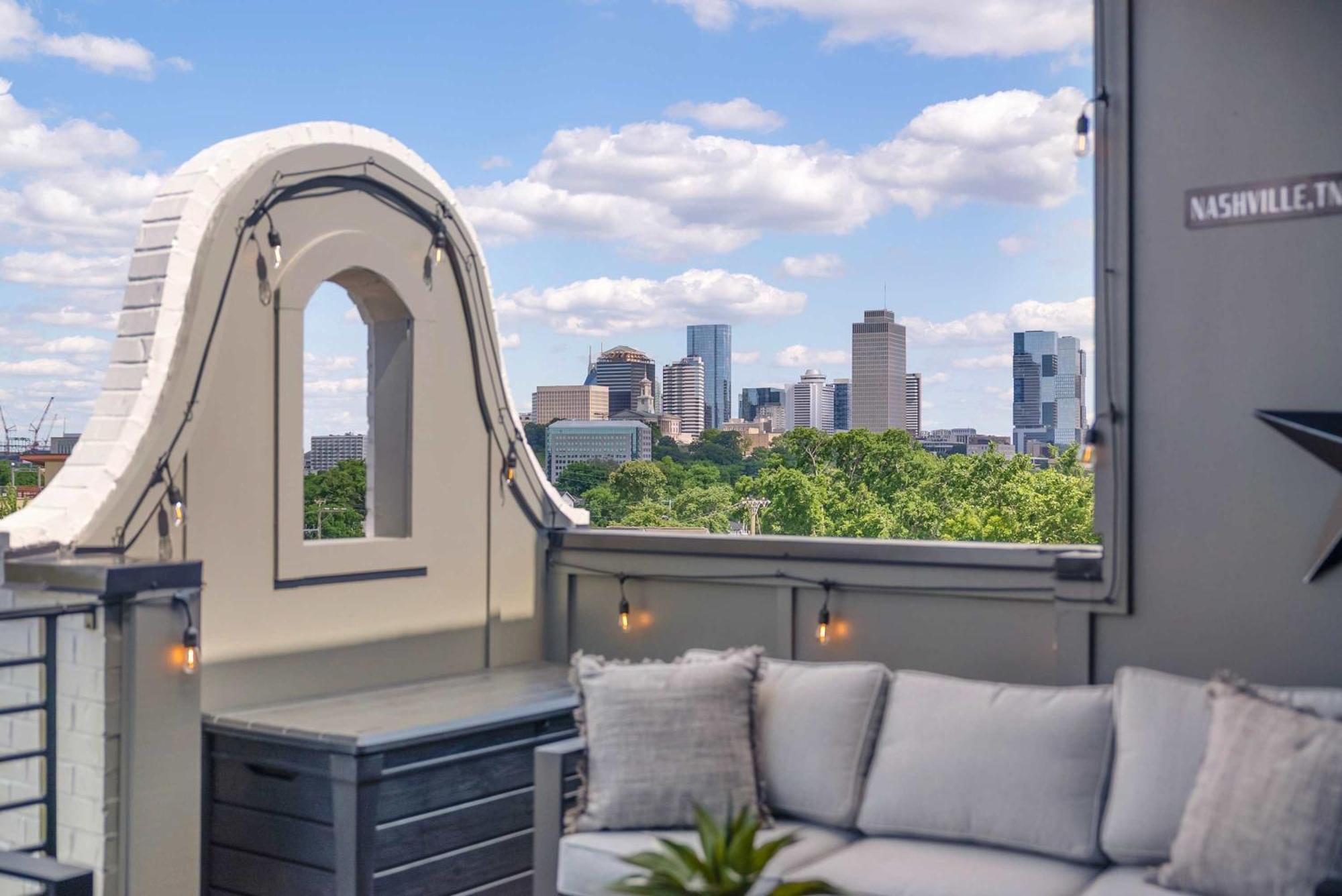 Holiday home 2 Homes! Broadway Views, Rooftops & Karaoke Nashville