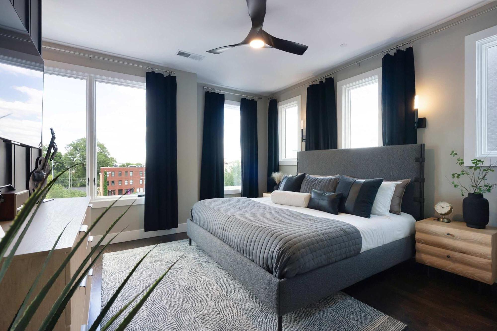 Holiday home 2 Homes! Broadway Views, Rooftops & Karaoke *