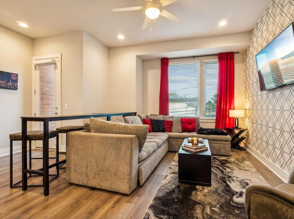 Private With Rooftop Game Near Downtown Holiday home Nashville