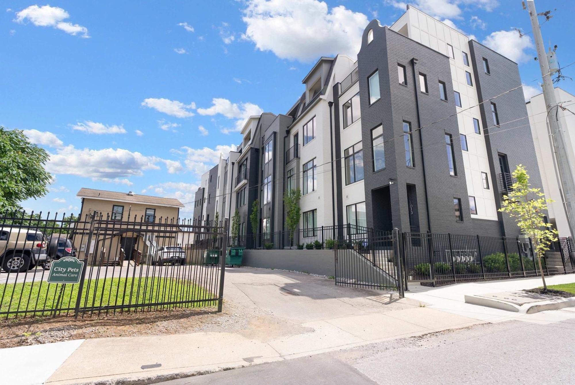 Holiday home 2 Homes! Broadway Views, Rooftops & Karaoke Nashville