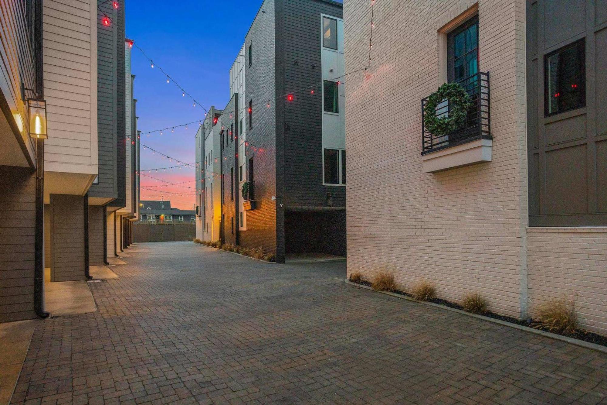 2 Homes! Broadway Views, Rooftops & Karaoke * Nashville